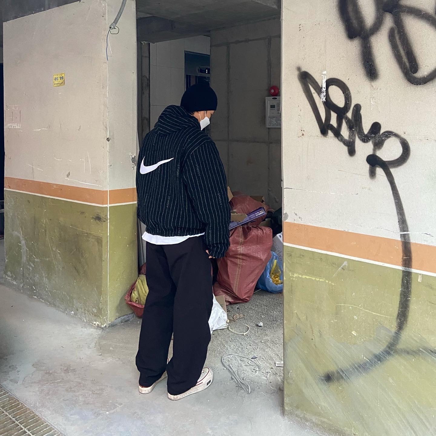 Nike x Stussy NRG Striped Wool Jacket Black (DR4023-010), Supreme Cotton Cinch Pants Black - 22FW 착용 스타일 - 3