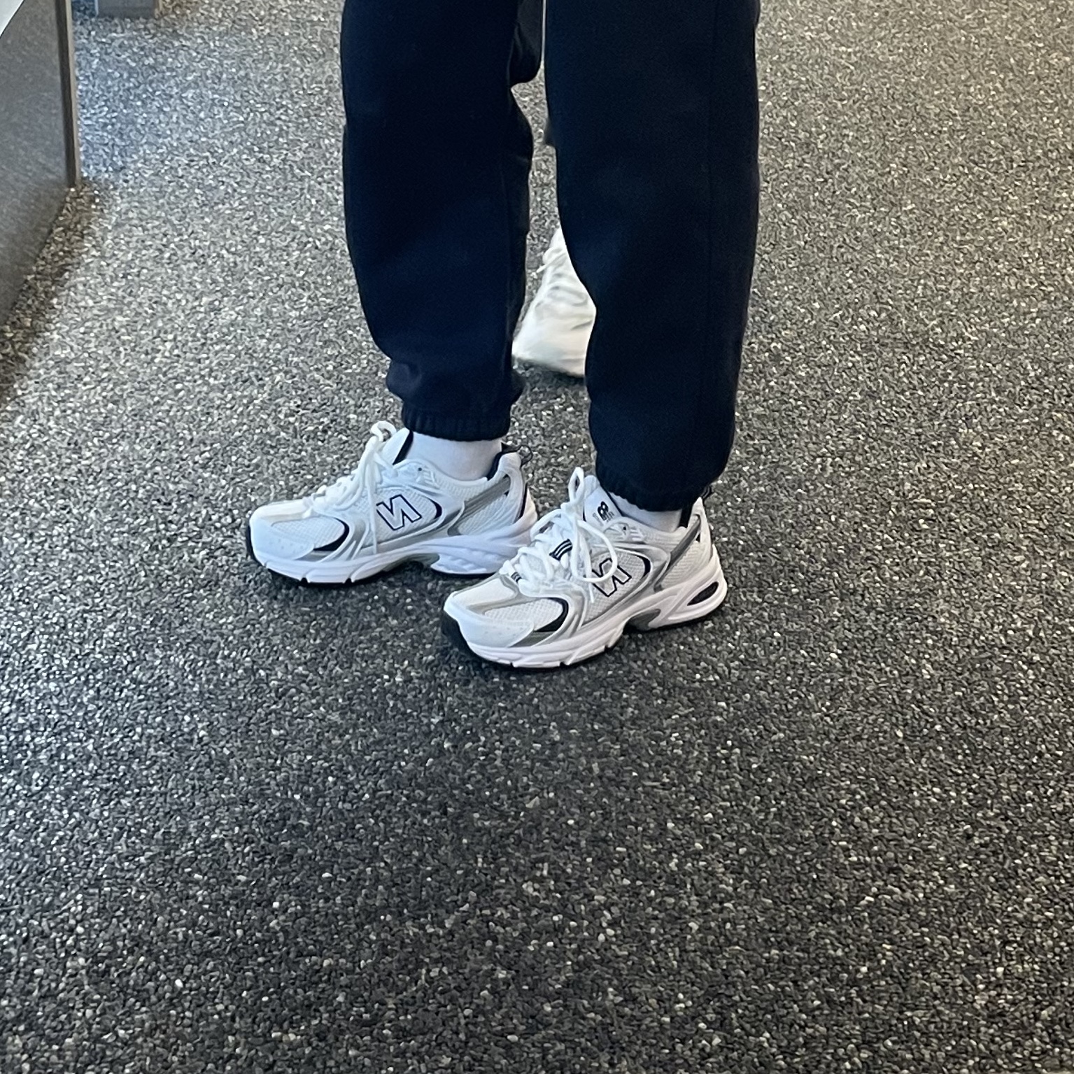 New Balance 530 White 착용 스타일 - 2