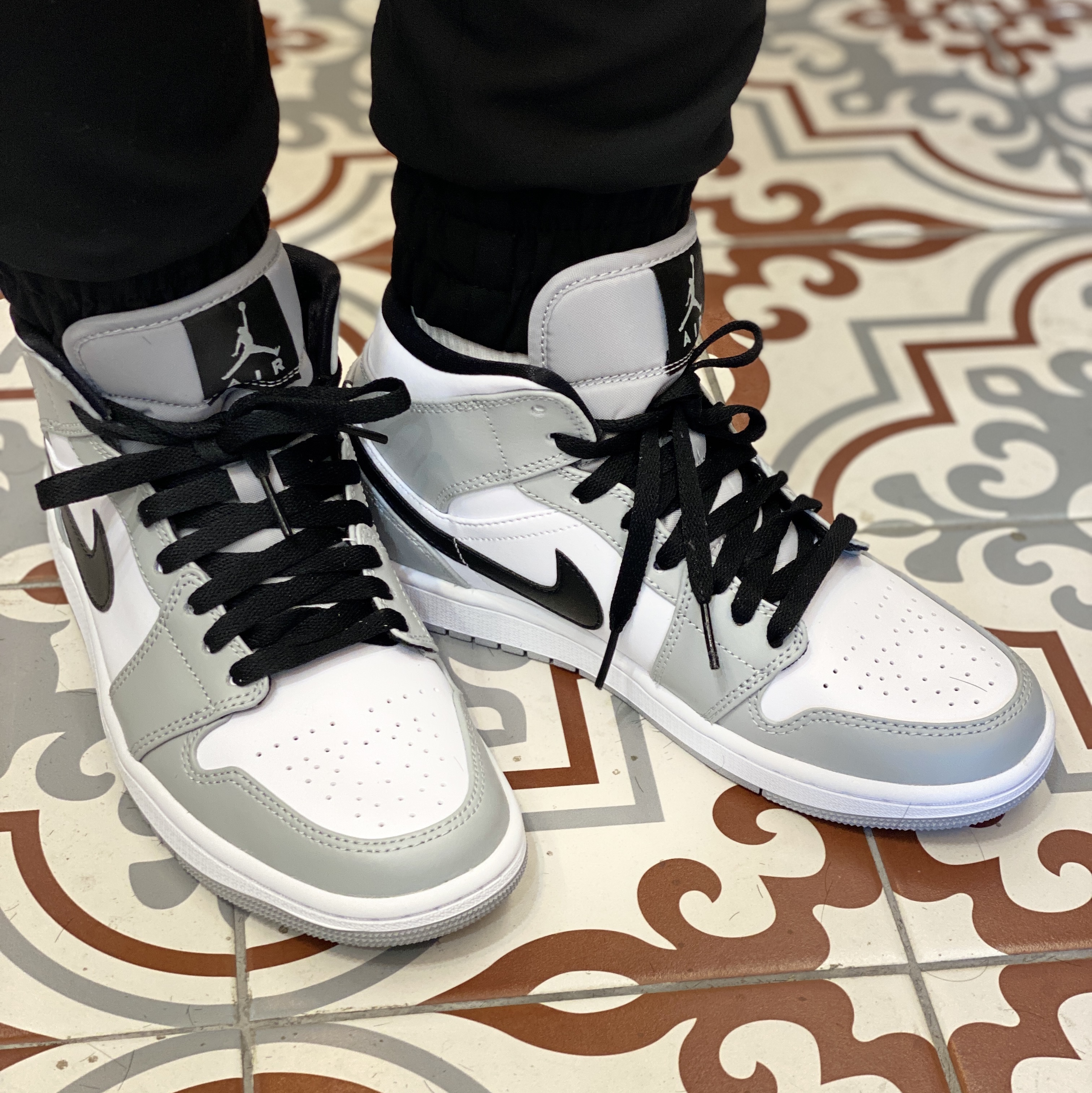 Jordan 1 Mid Light Smoke Grey 착용 스타일 - 3