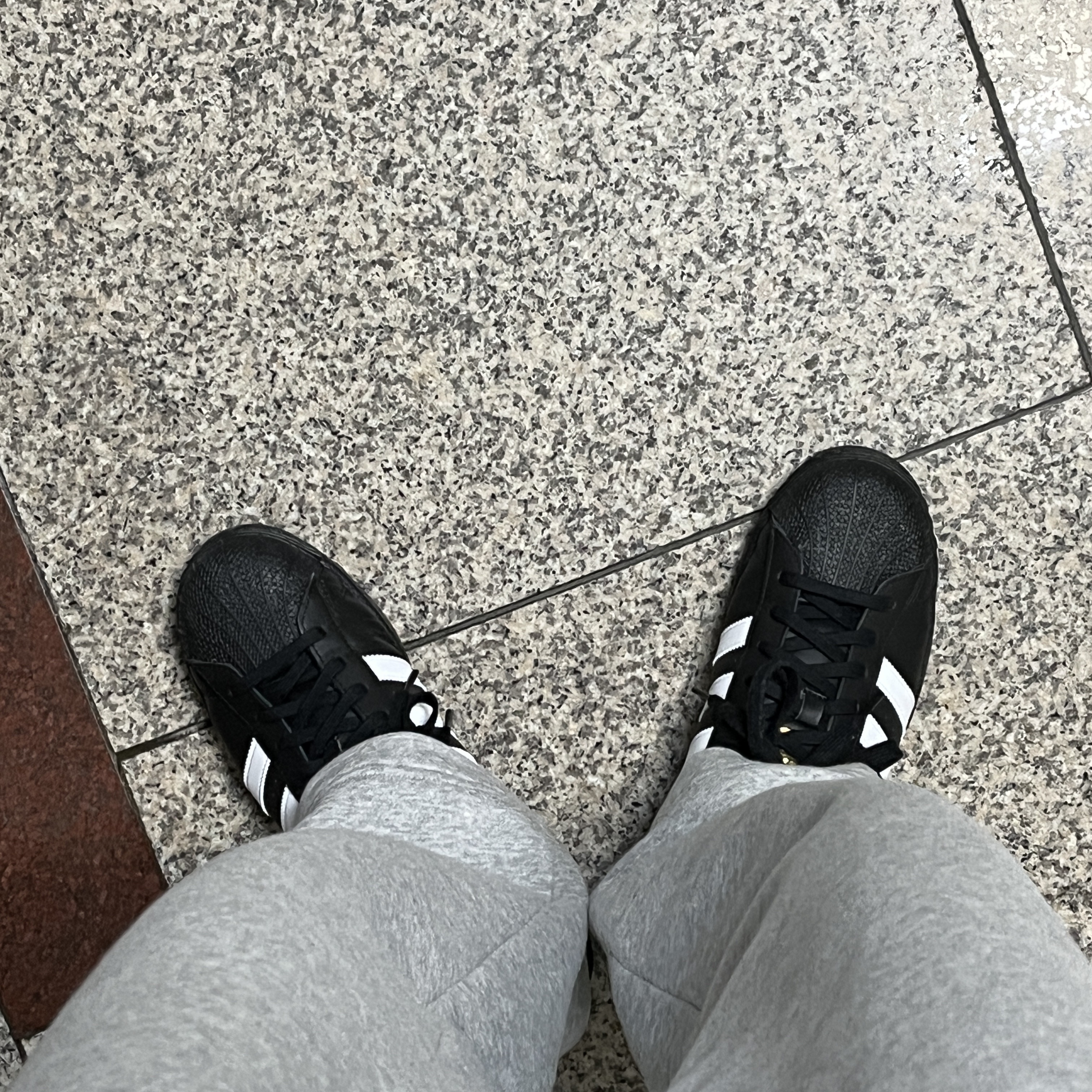 Adidas Superstar Core Black White 착용 스타일 - 2