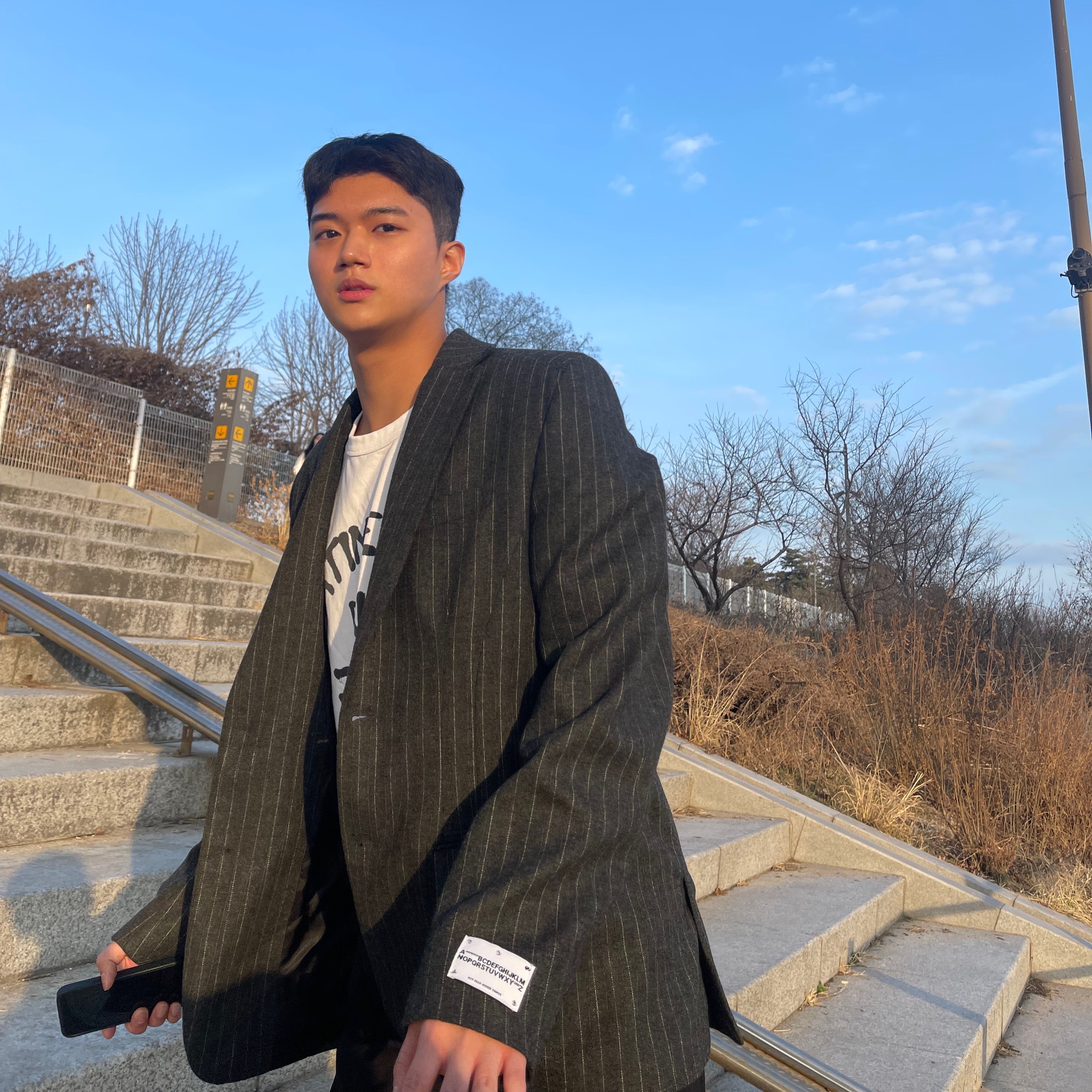 Zara x Ader Error Striped Oversize Blazer Grey, Maison Mihara Yasuhiro Blakey OG Sole Distressed Canvas Low-top Sneakers Black 착용 스타일 - 5