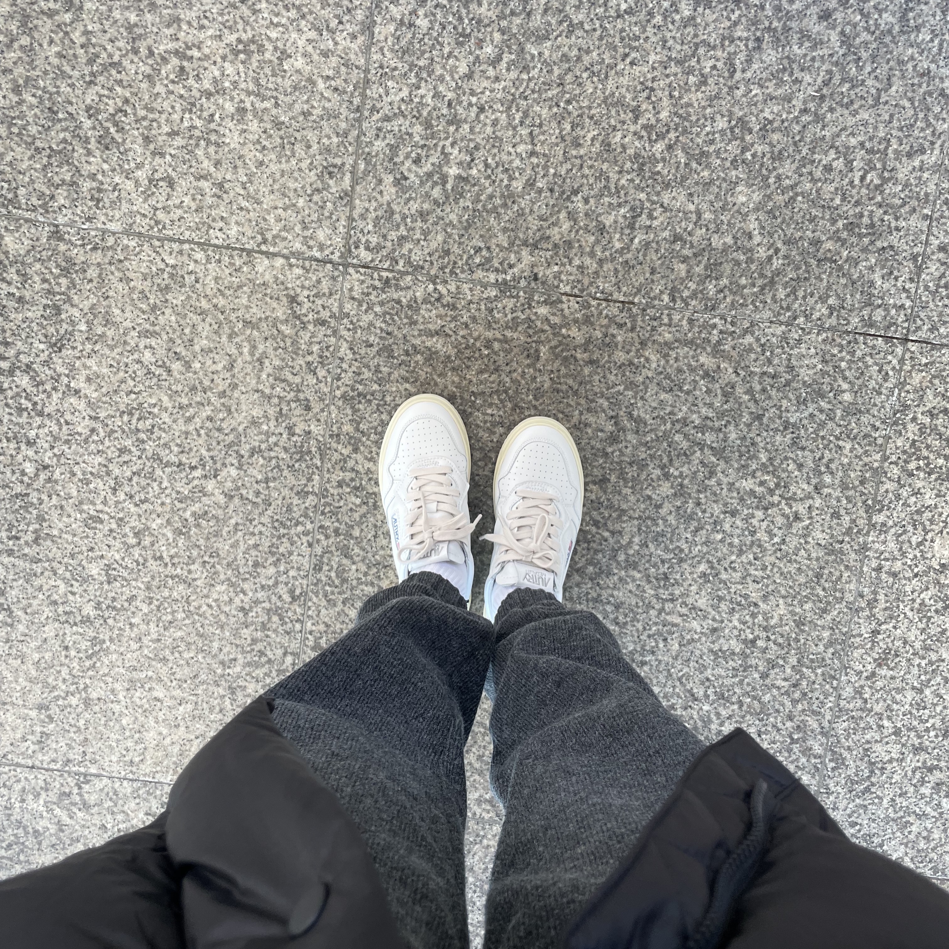 (W) Autry Medalist Low Leather Sneakers White 착용 스타일 - 2