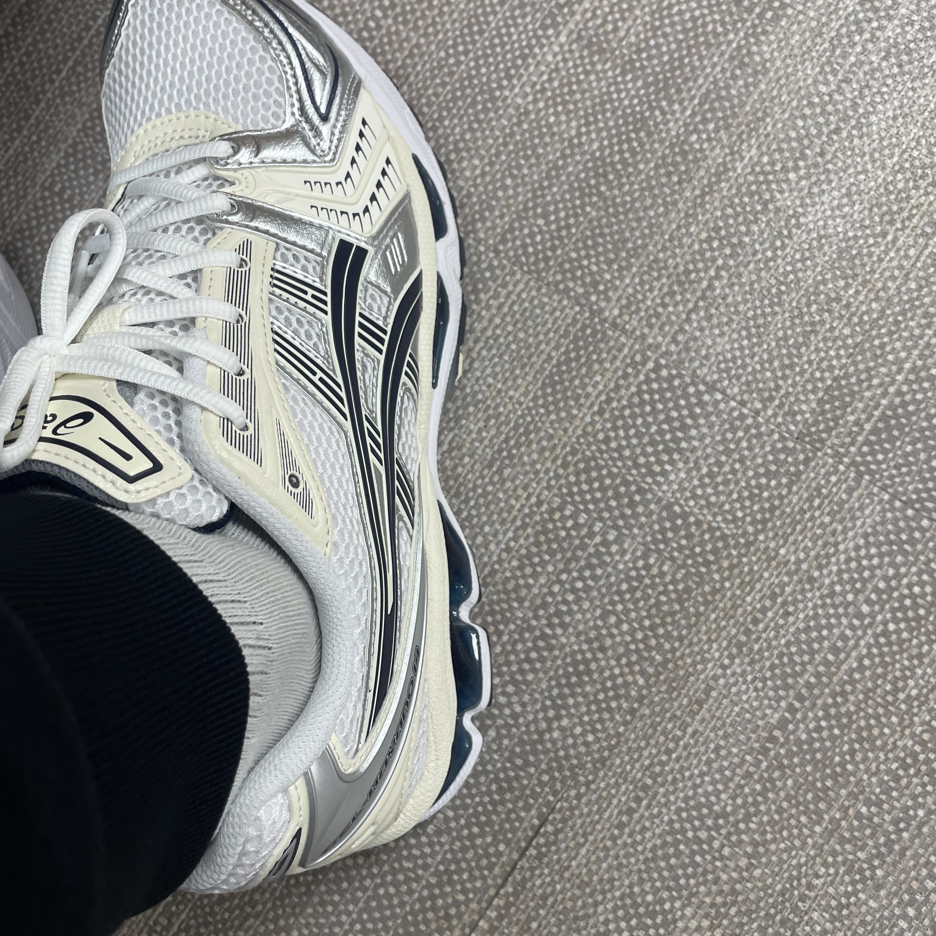 (W) Asics Gel-Kayano 14 White Midnight 착용 스타일
