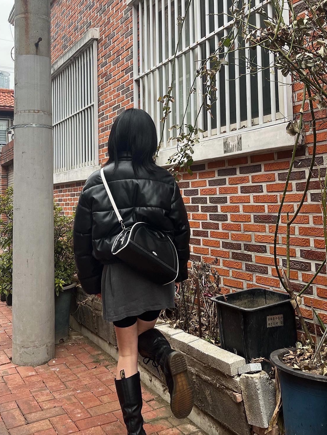 Diesel Moon Small Hand Bag with Cut-Out Handle Black 착용 스타일 - 2
