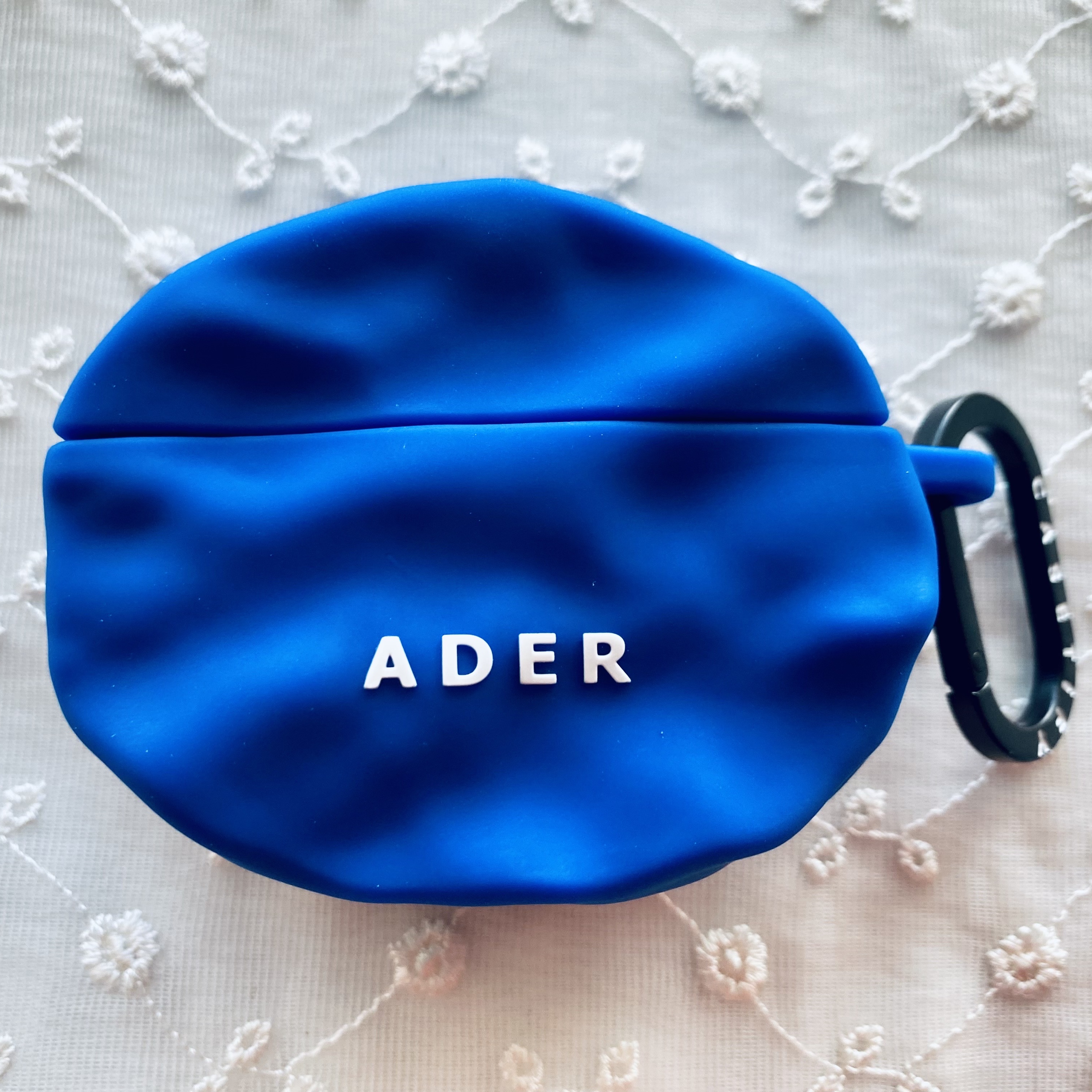 Apple AirPods Pro 2nd Gen (Korean Ver.), Casetify x Ader Error Wavy Collectable AirPods Pro 1st/2nd gen Case Blue 착용 스타일 - 3