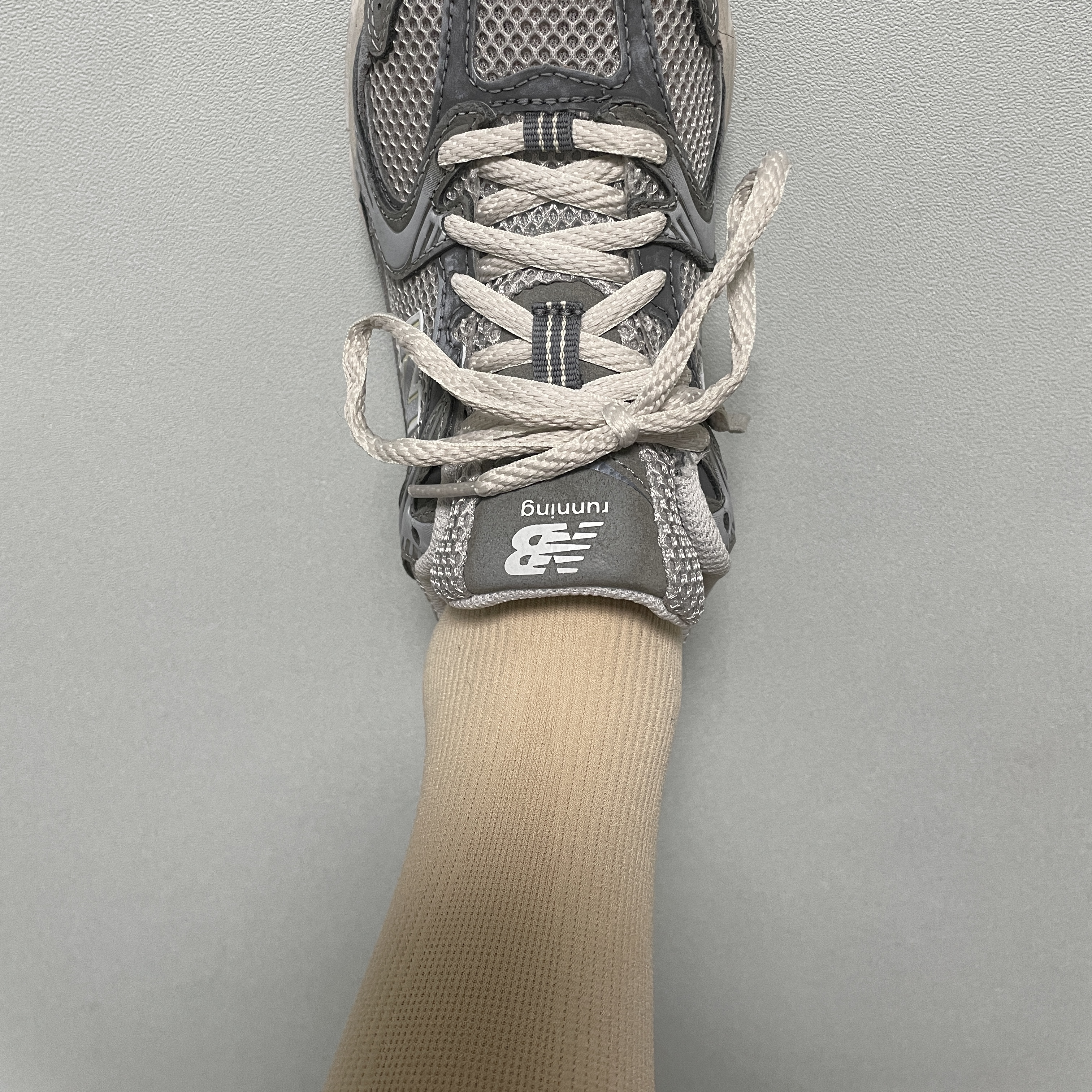 New Balance 530 Premium Vintage Grey Matter 착용 스타일 - 2