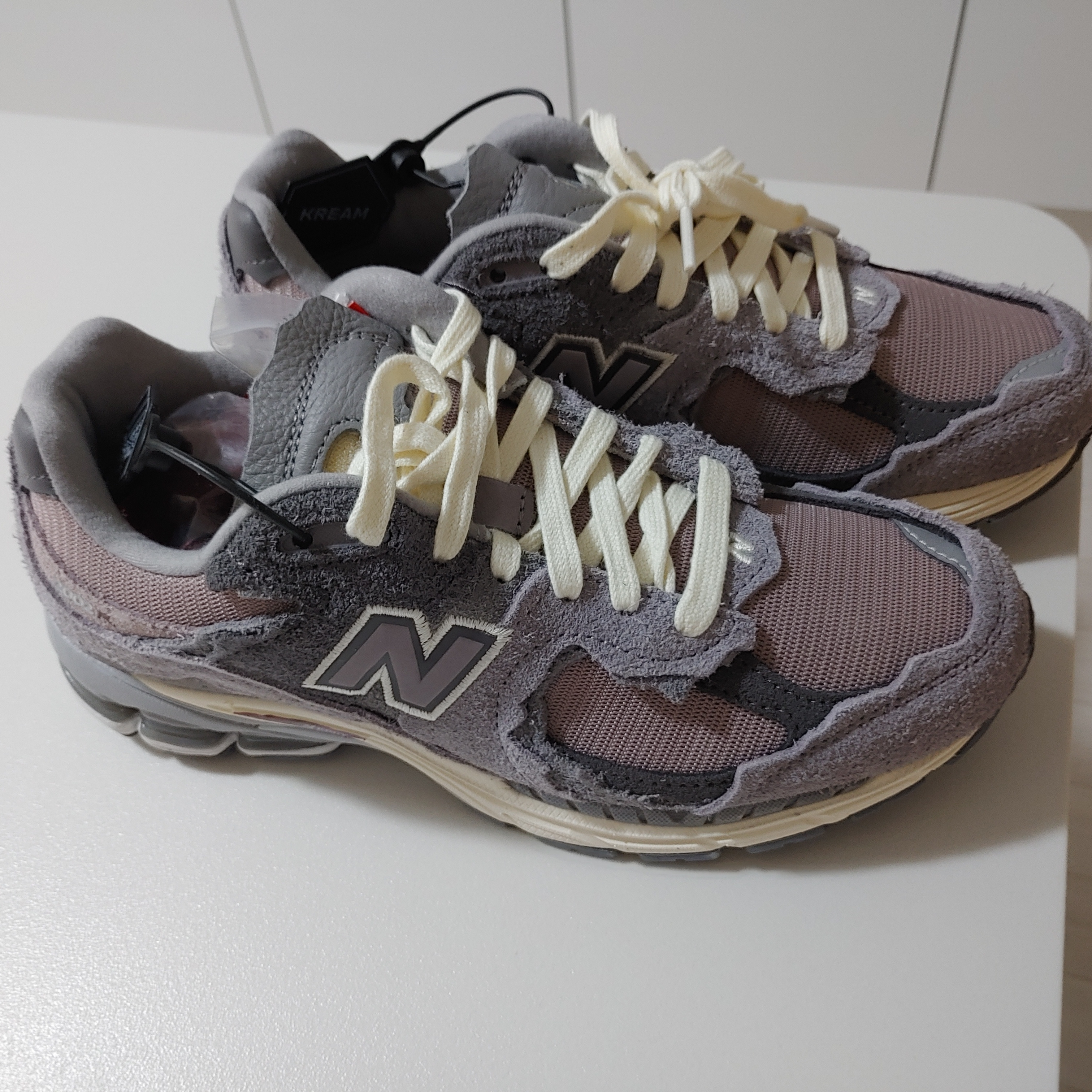 New Balance 2002R Protection Pack Zinc Eiffel Tower 착용 스타일