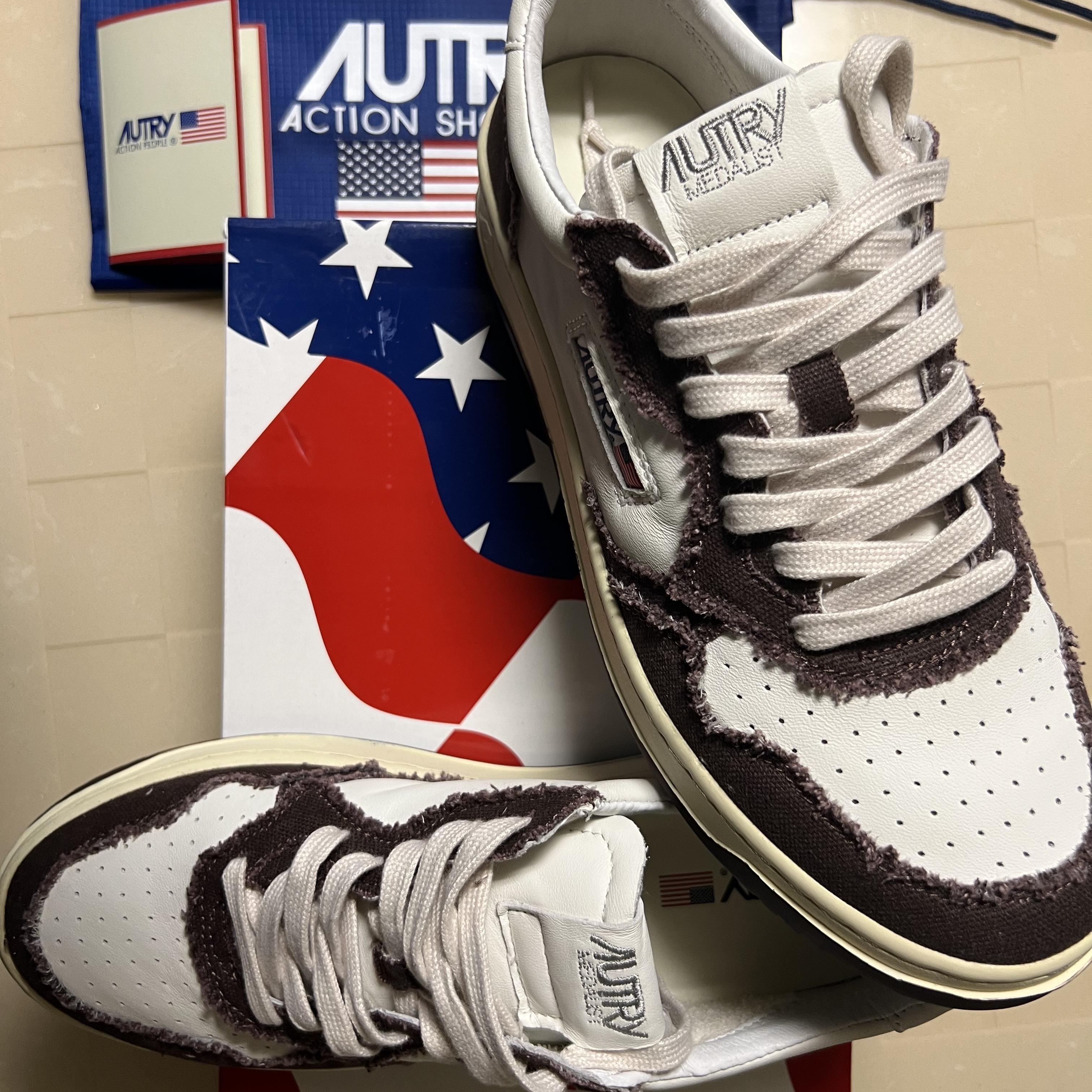 Autry Medalist Low Leather Sneakers Black White, (W) Autry Medalist Low Leather Sneakers White 착용 스타일 - 2