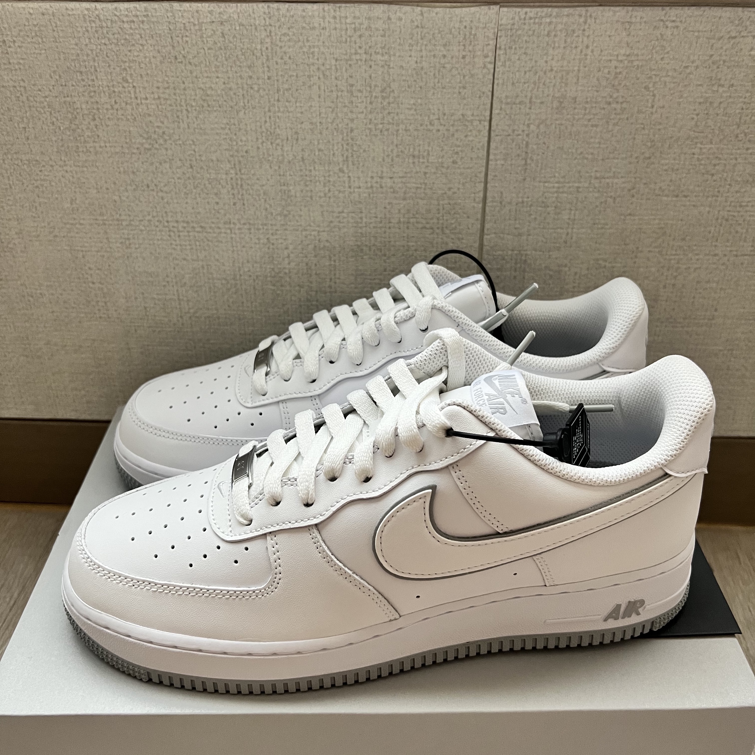 Nike Air Force 1 '07 White Wolf Grey 착용 스타일