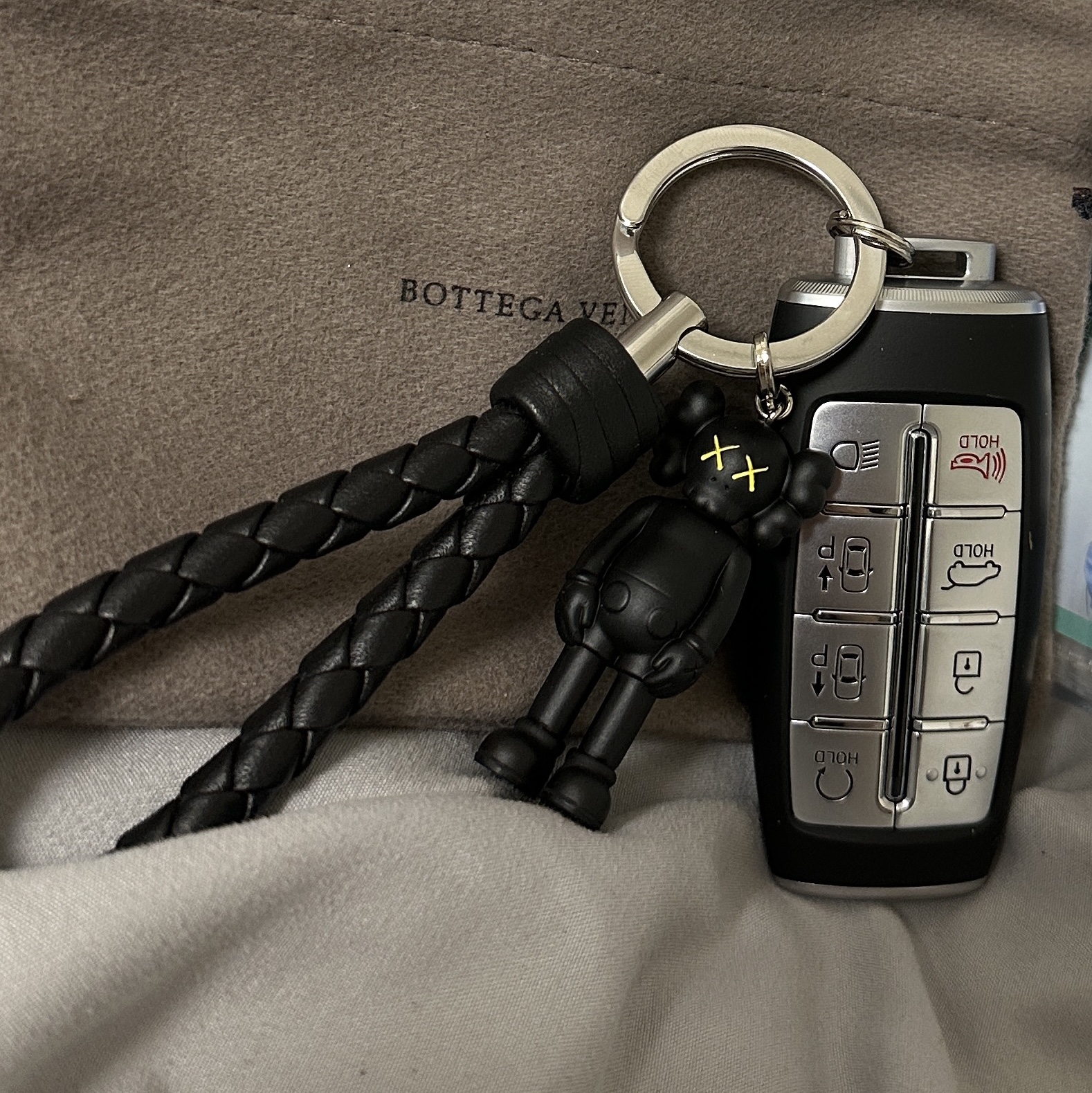Kaws Tokyo First Companion Keychain Black 착용 스타일