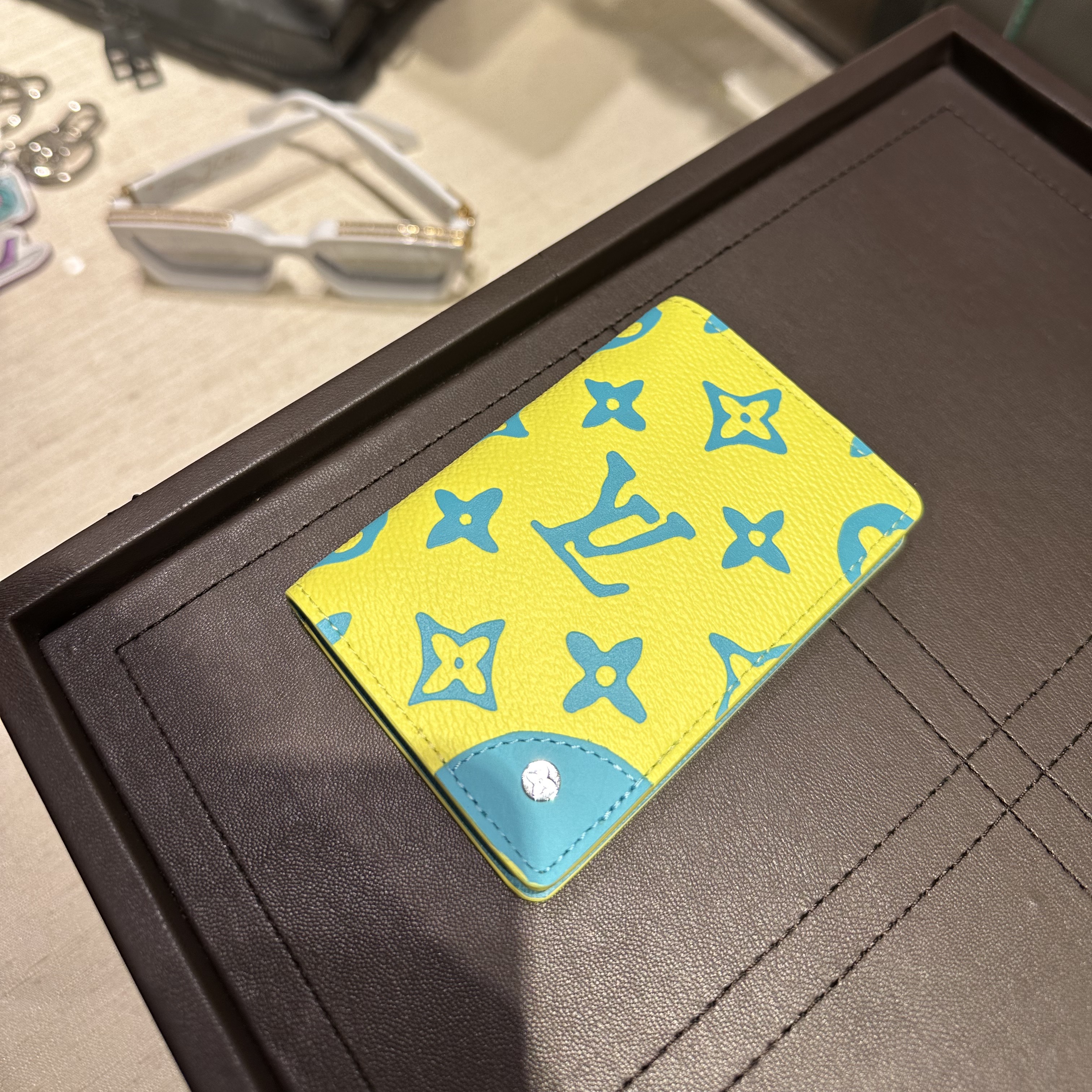 Louis Vuitton Pocket Organizer Monogram Playground Lime, Louis Vuitton Brazza Wallet Monogram 착용 스타일 - 1