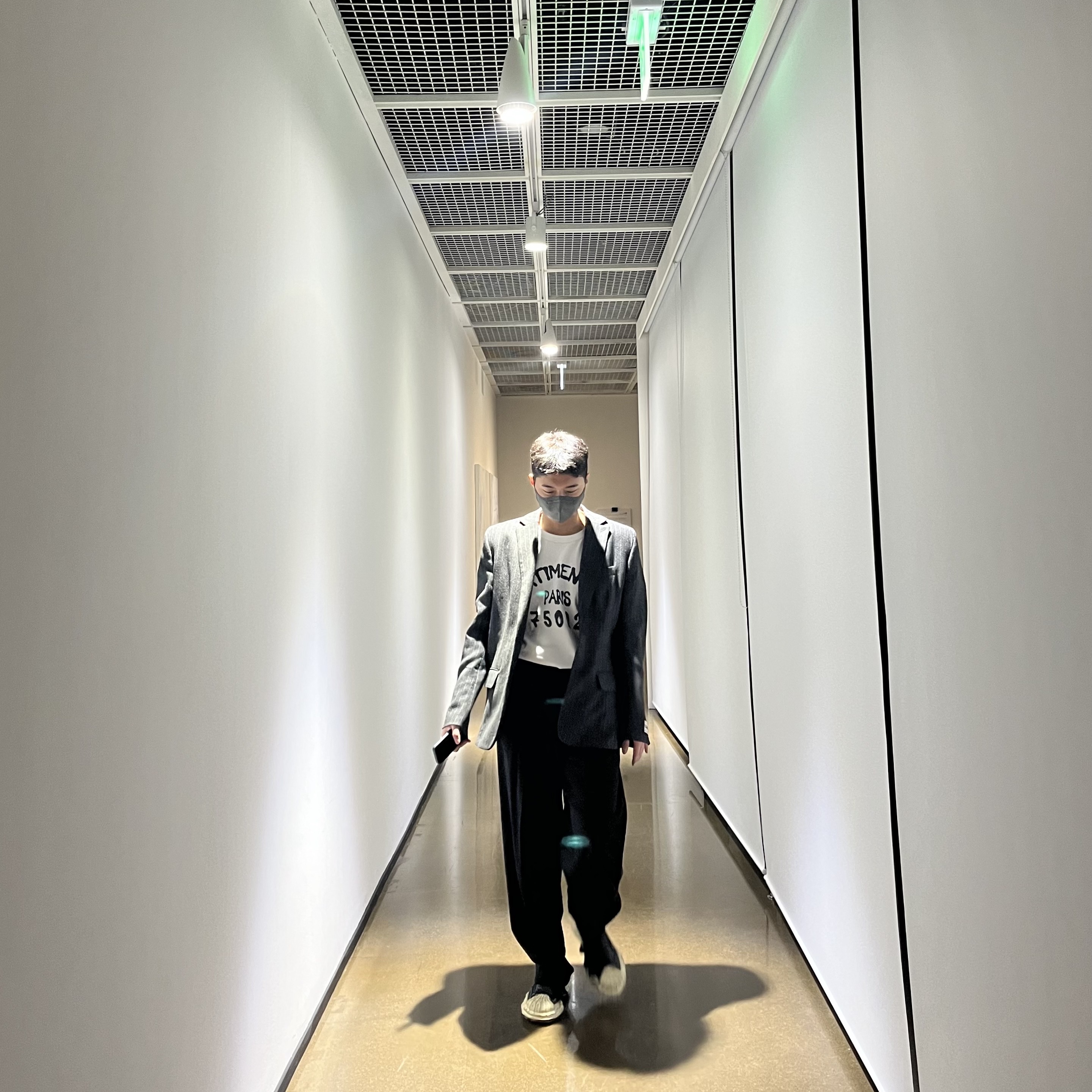 Zara x Ader Error Striped Oversize Blazer Grey, Maison Mihara Yasuhiro Blakey OG Sole Distressed Canvas Low-top Sneakers Black 착용 스타일 - 1