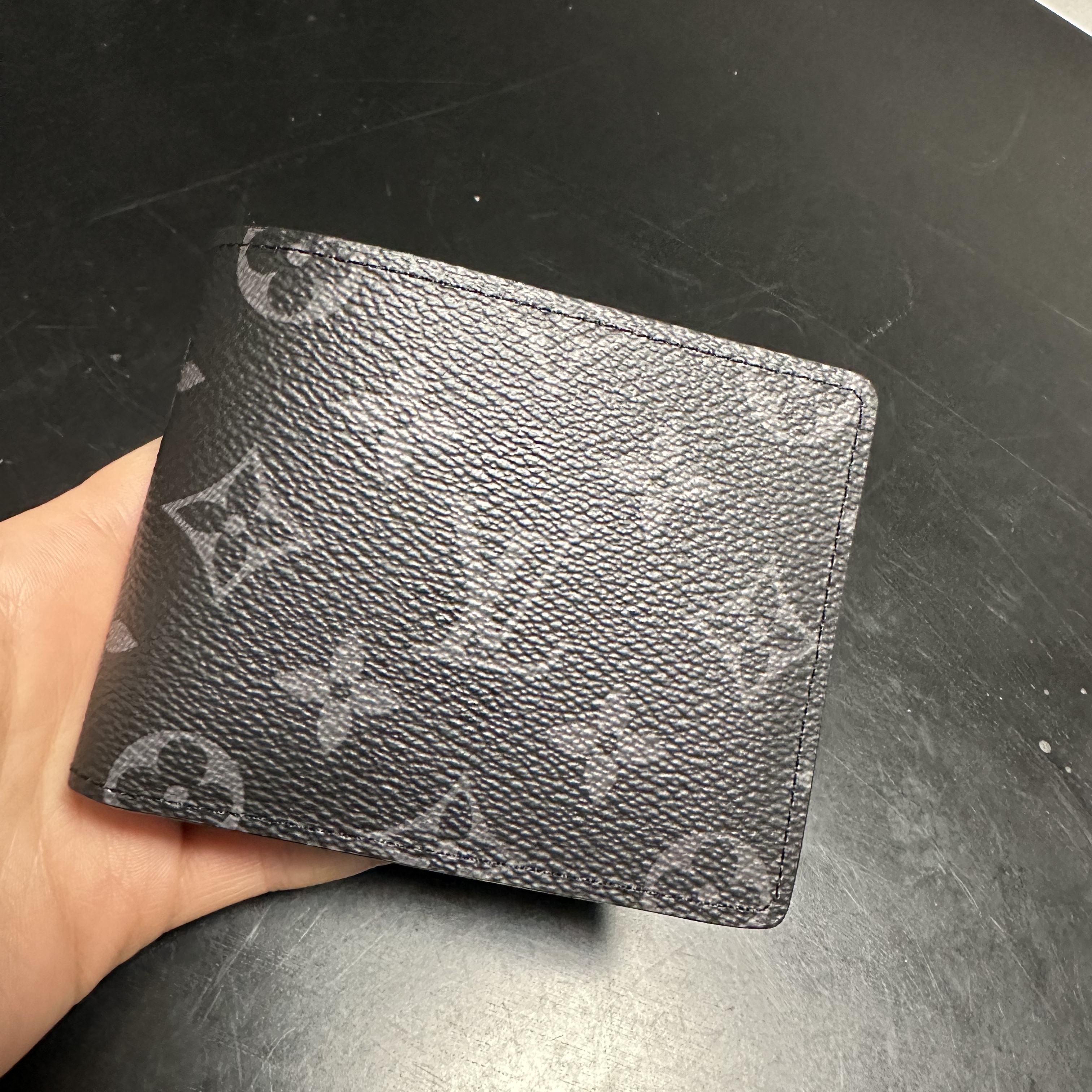 Louis Vuitton Slender Wallet Monogram Eclipse 착용 스타일