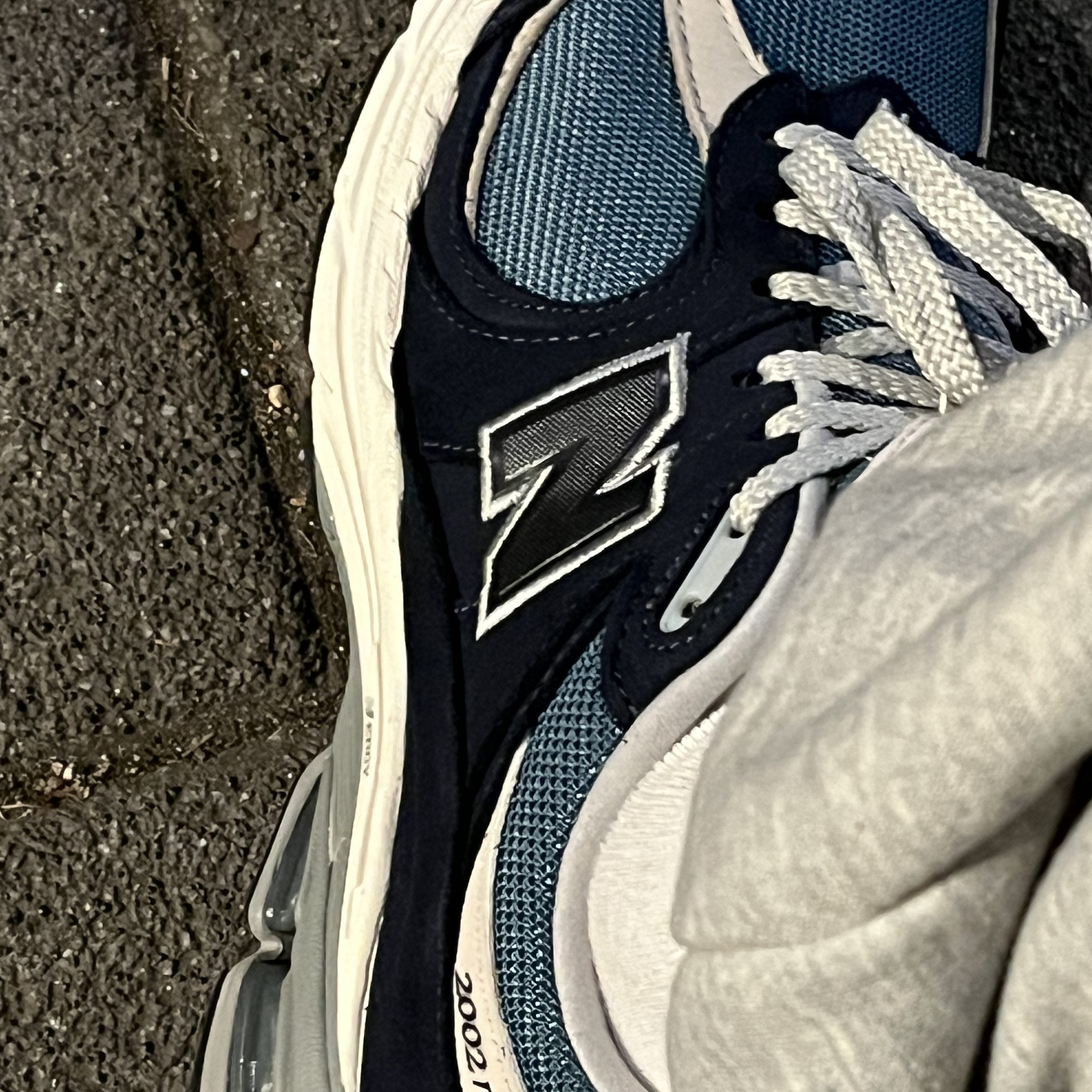 New Balance 2002R Dark Navy 착용 스타일 - 2