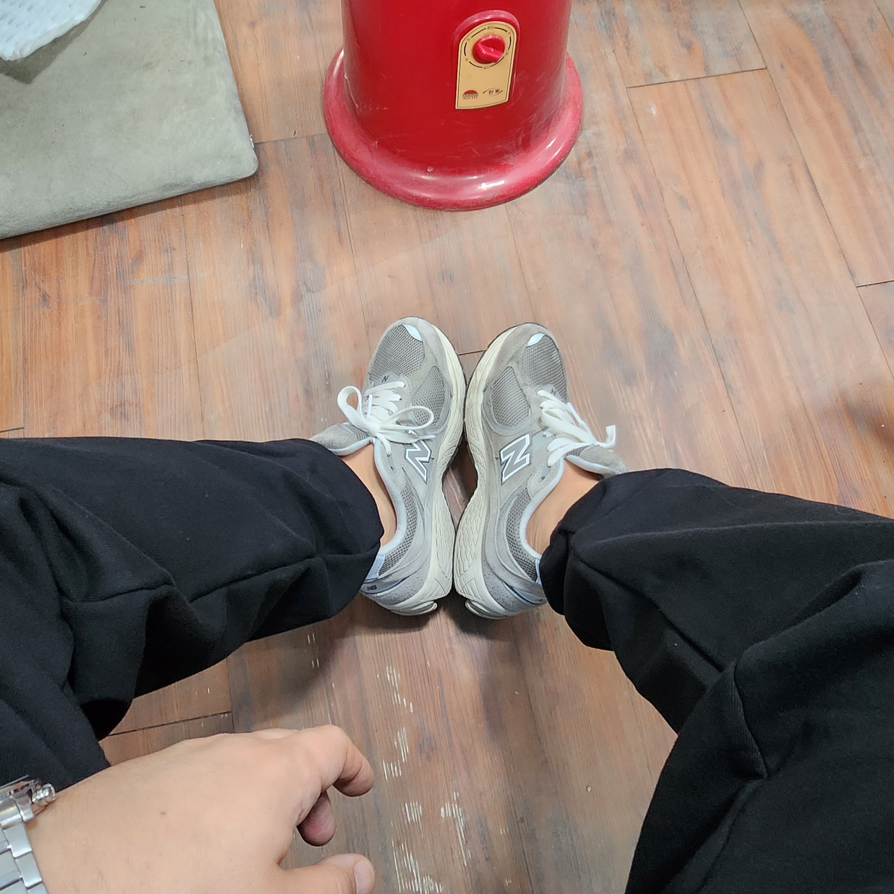New Balance 2002R Grey 착용 스타일