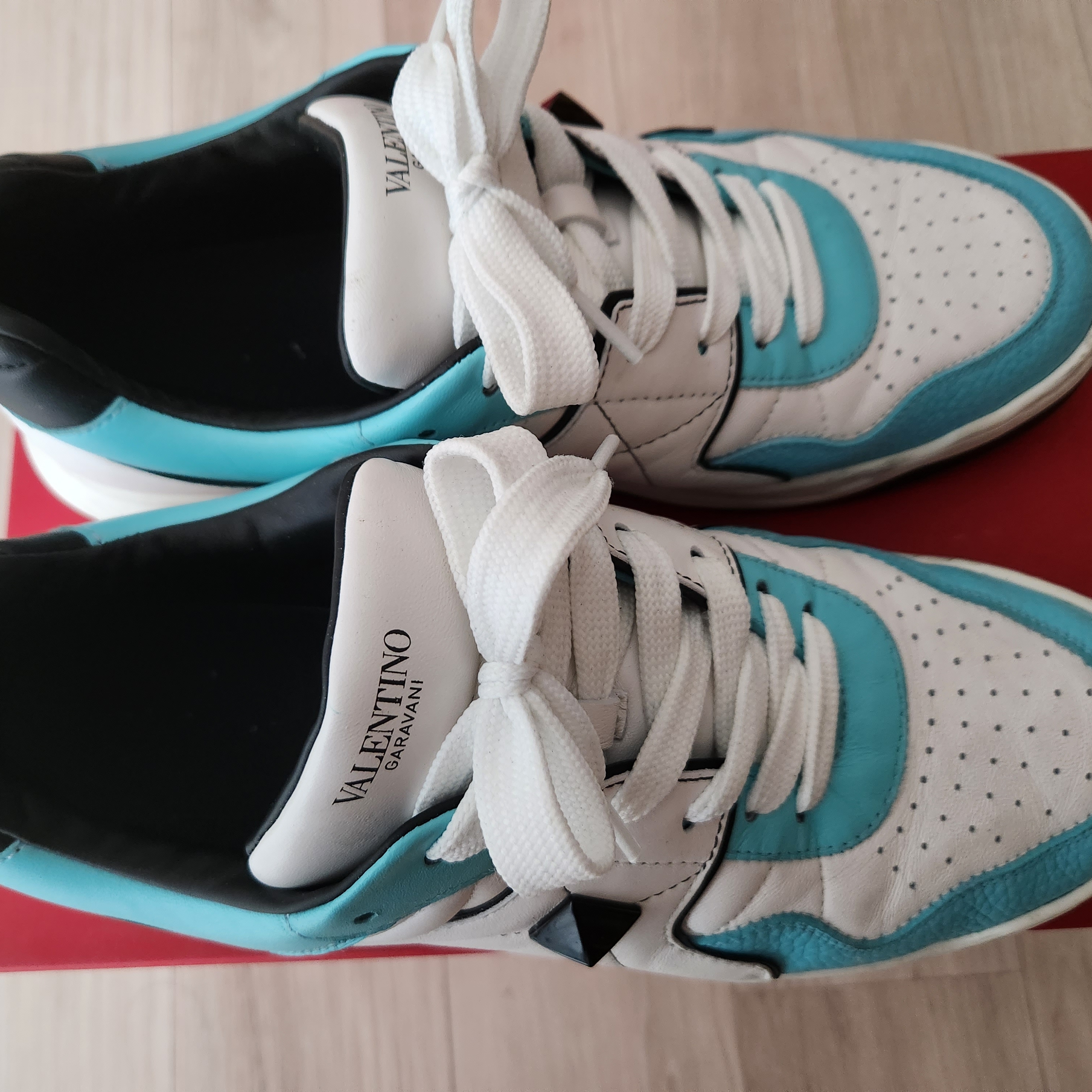 Valentino One Stud Low-Top Nappa Leather Sneakers White Sky Blue Black 착용 스타일