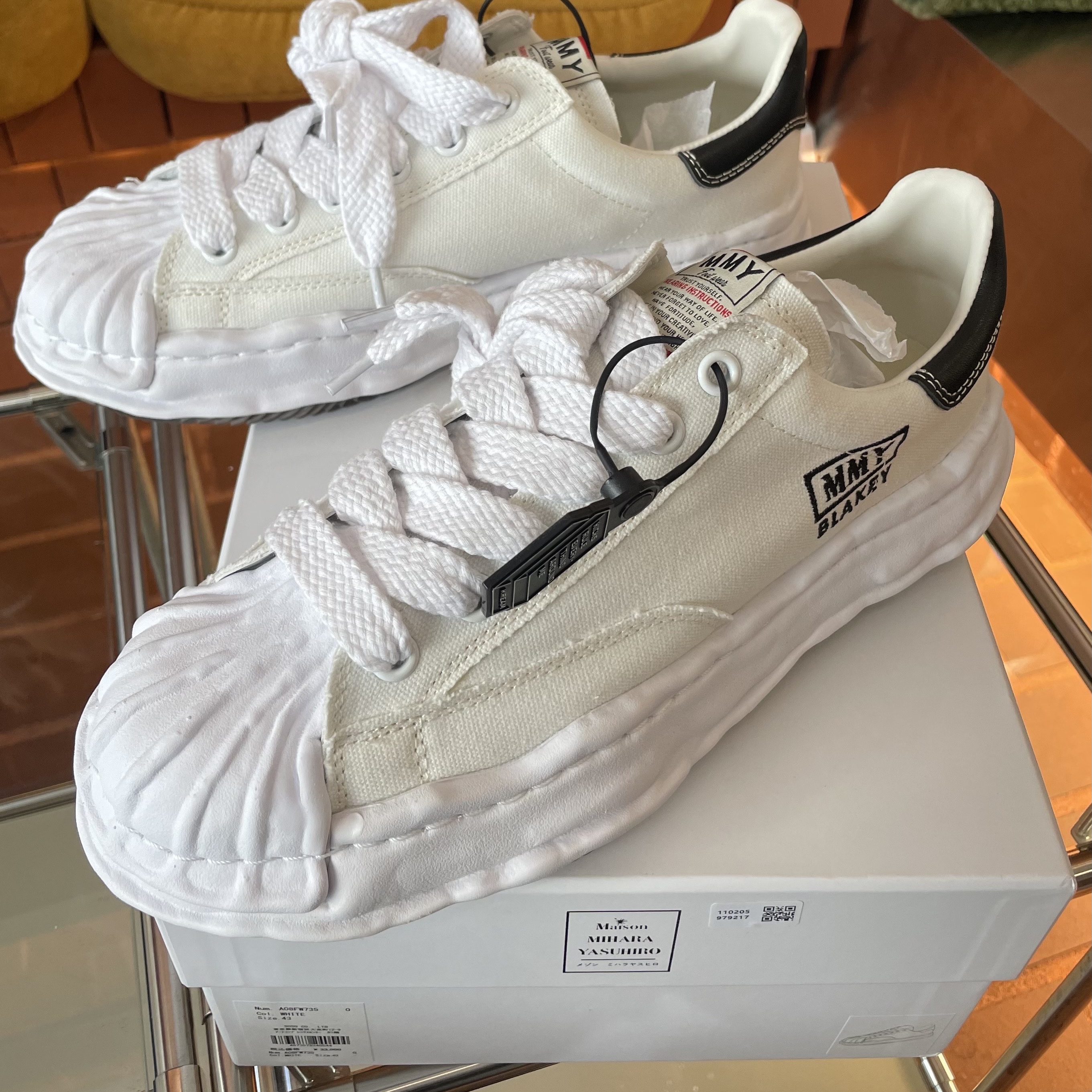 Maison Mihara Yasuhiro Blakey OG Sole Canvas Low-top Sneakers White 착용 스타일 - 2