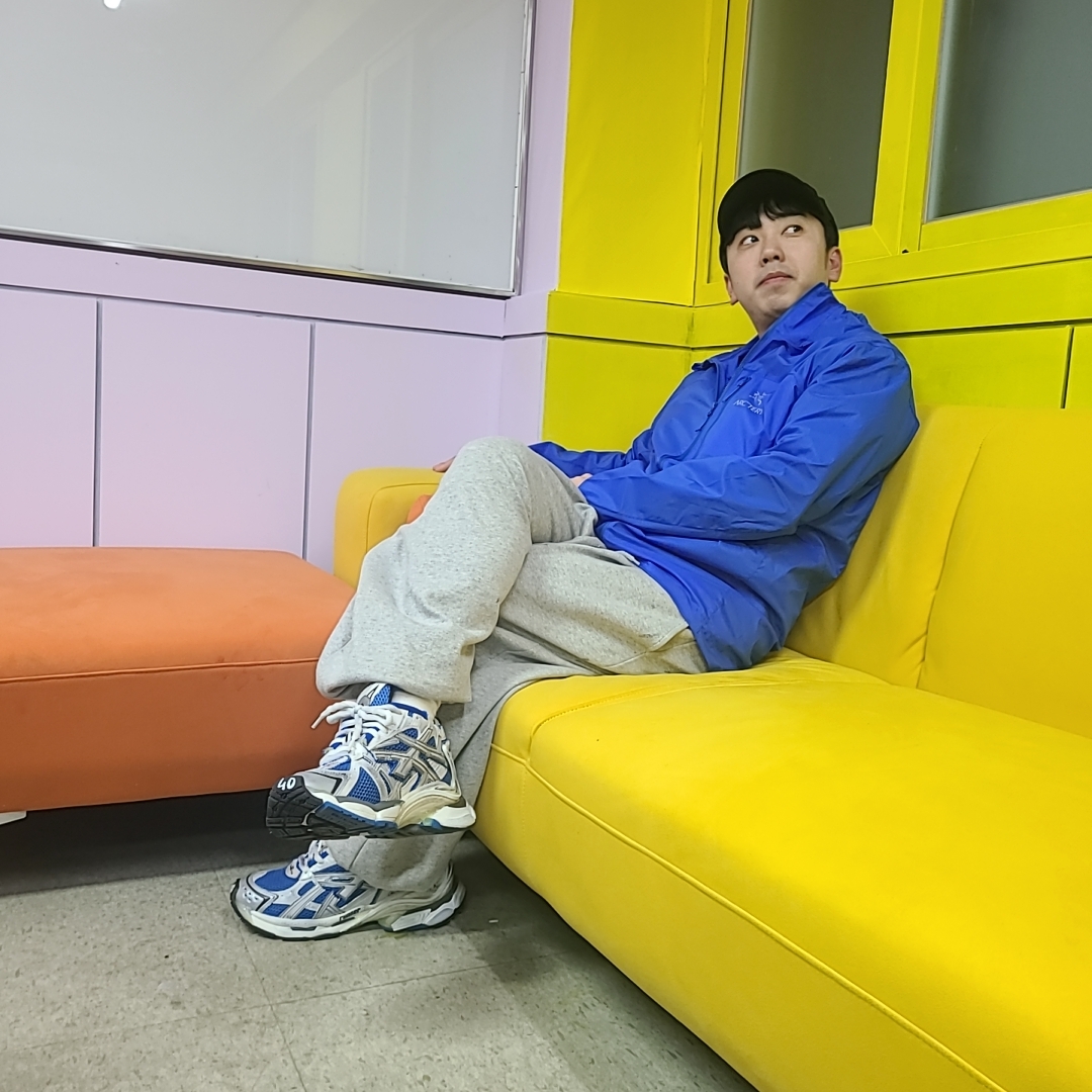 Arc'teryx Squamish Hoody Fluidity, Balenciaga Runner Sneakers Blue White 착용 스타일