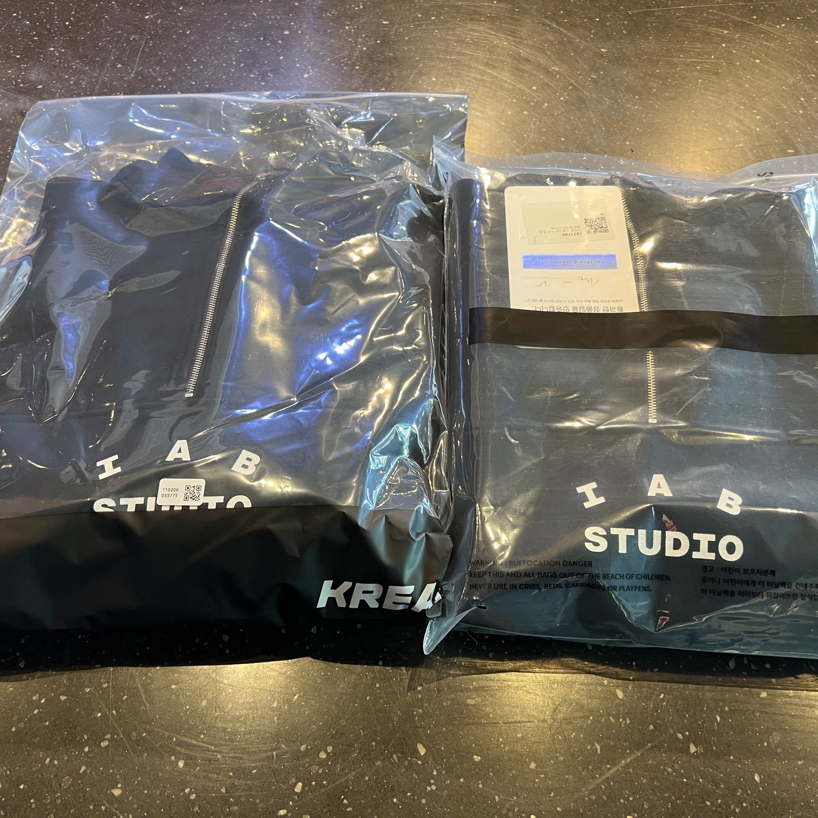 IAB Studio Half Zip-Up Black White 착용 스타일