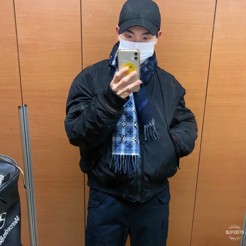 Louis Vuitton Monogram Gradient Tartan City Muffler Blue 착용 스타일 - 2
