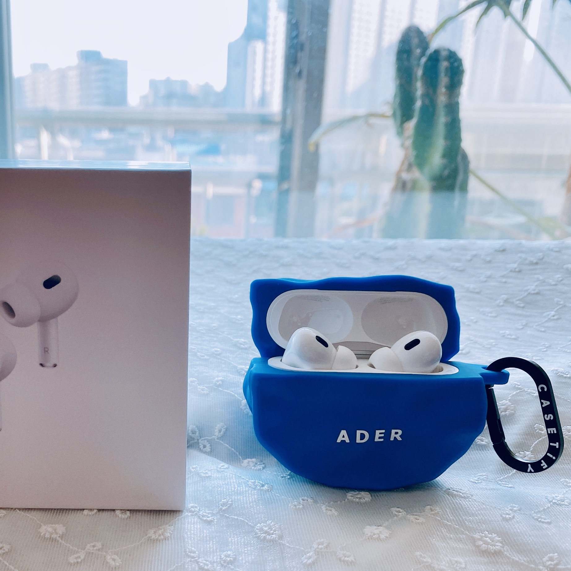 Apple AirPods Pro 2nd Gen (Korean Ver.), Casetify x Ader Error Wavy Collectable AirPods Pro 1st/2nd gen Case Blue 착용 스타일 - 4