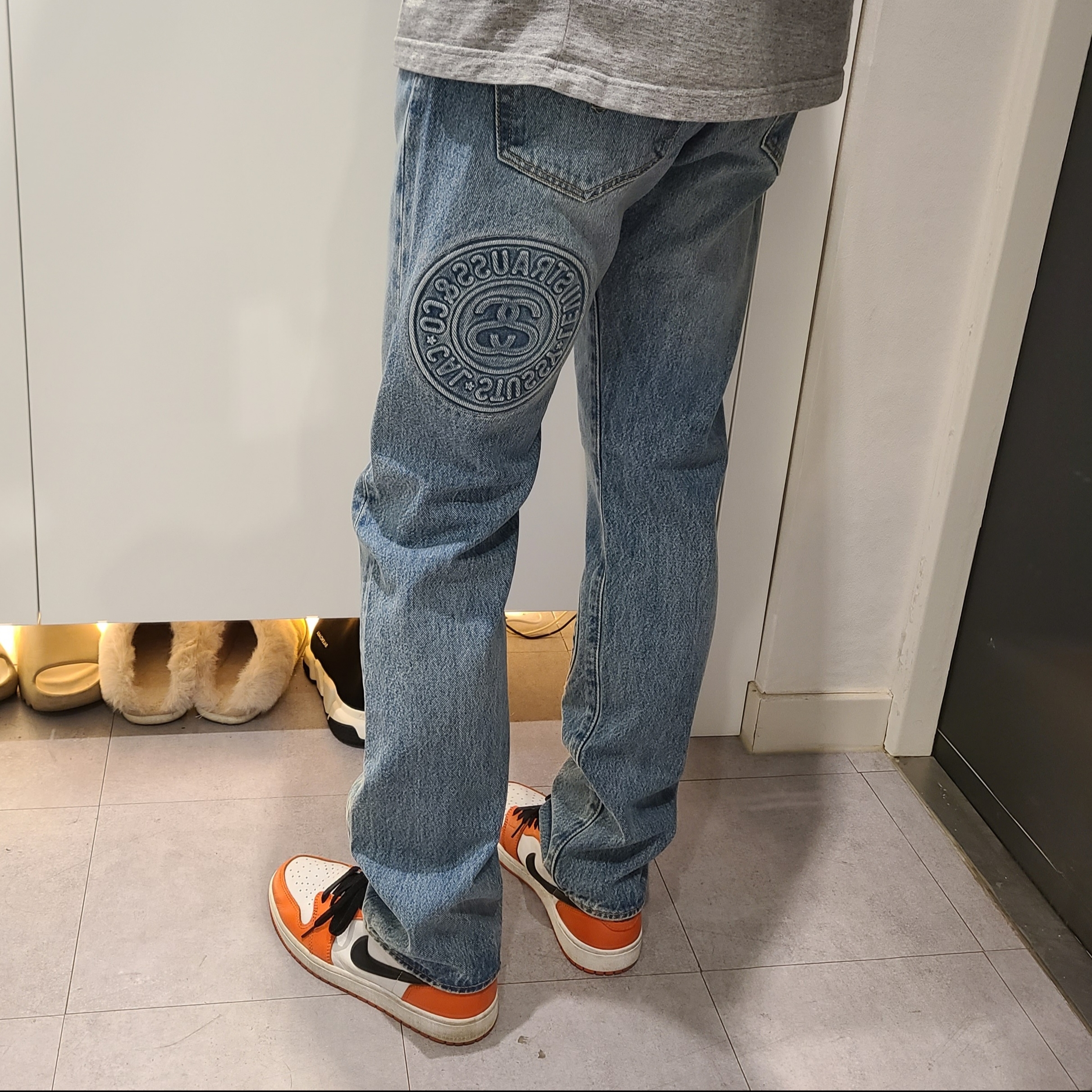 Stussy x Levi's Embossed 501 Jean Indigo, Jordan 1 Low OG Starfish 착용 스타일 - 1