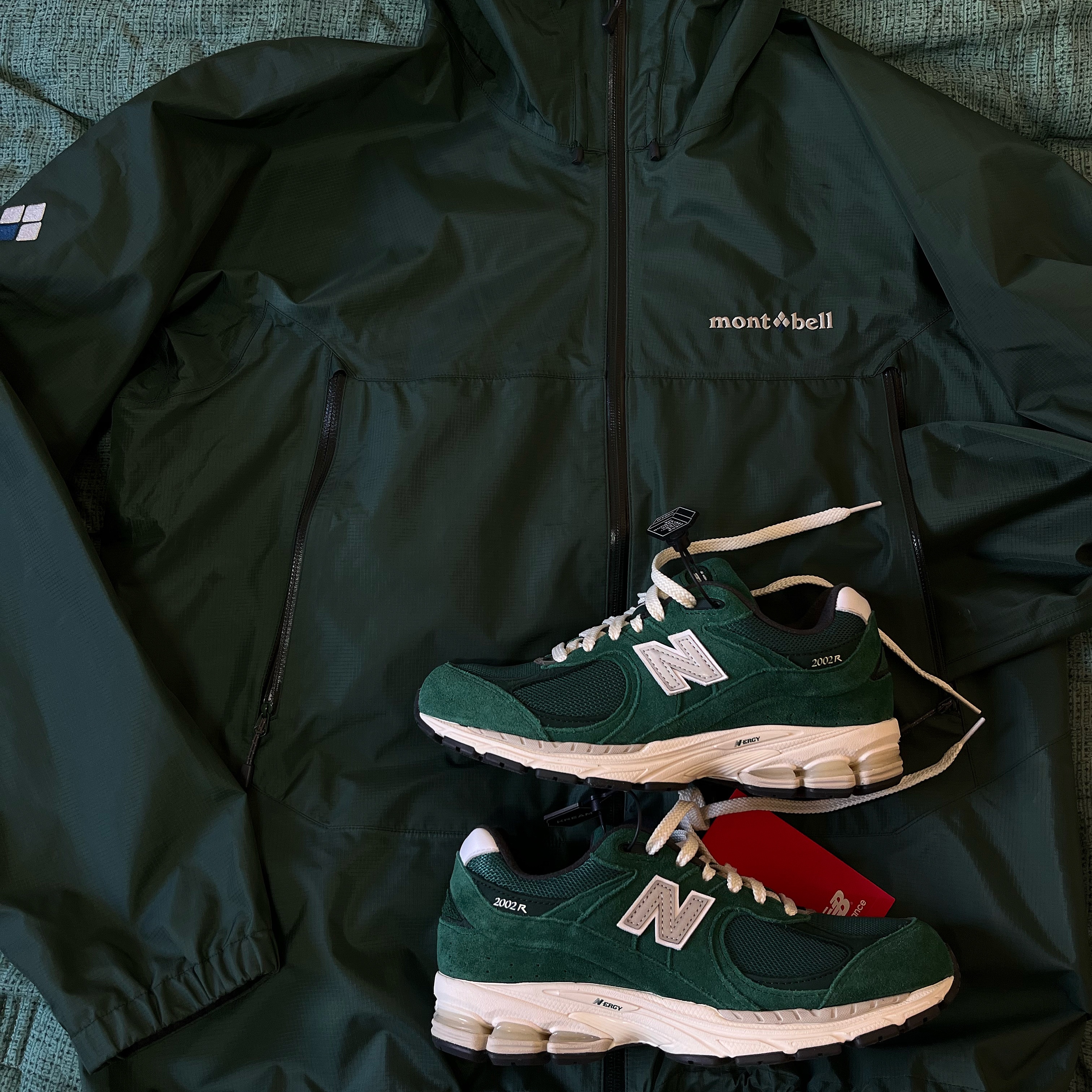New Balance 2002R Nightwatch Green, Montbell Rain Dancer Jacket Slate Green 착용 스타일