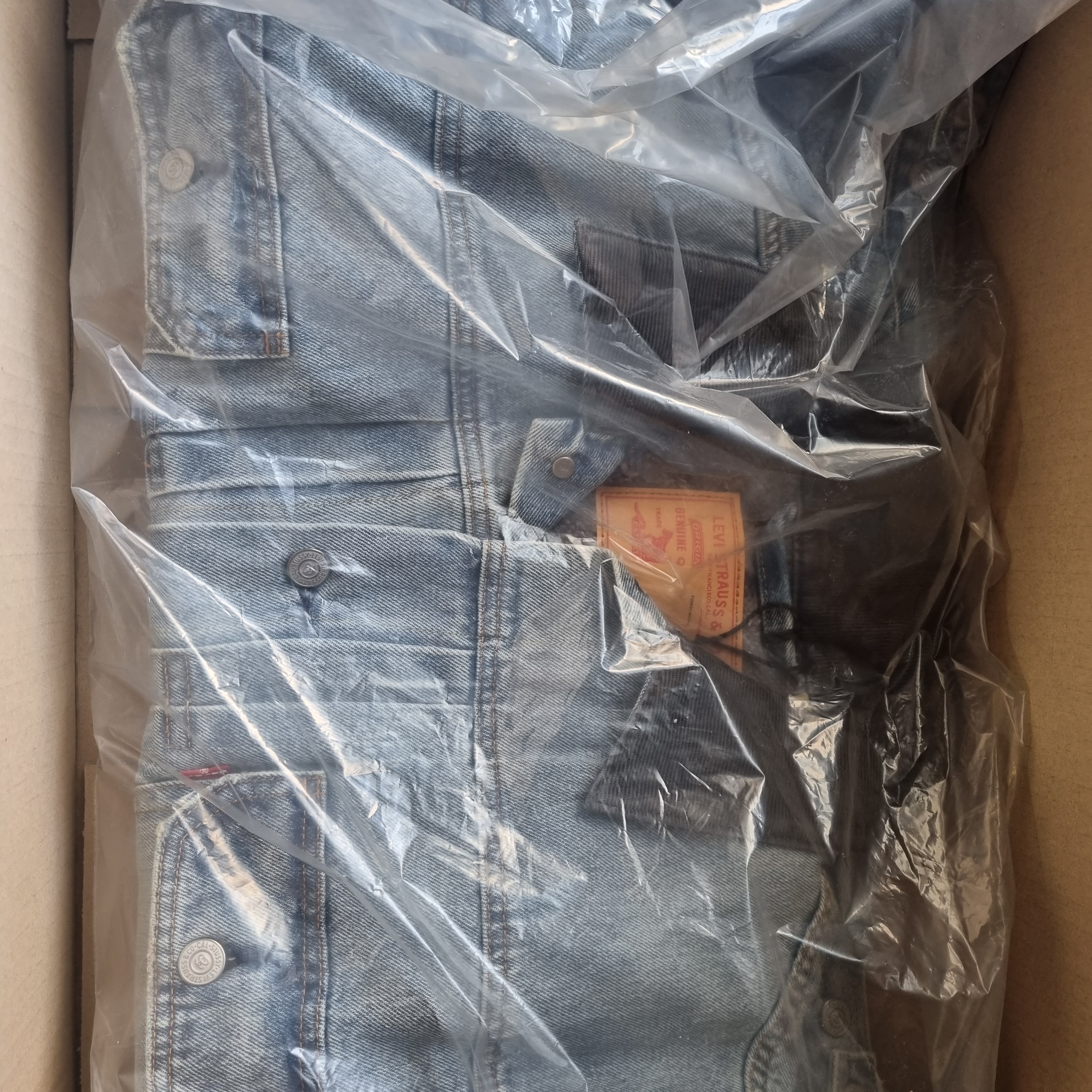 Stussy x Levi's Embossed Trucker Jacket Indigo 착용 스타일