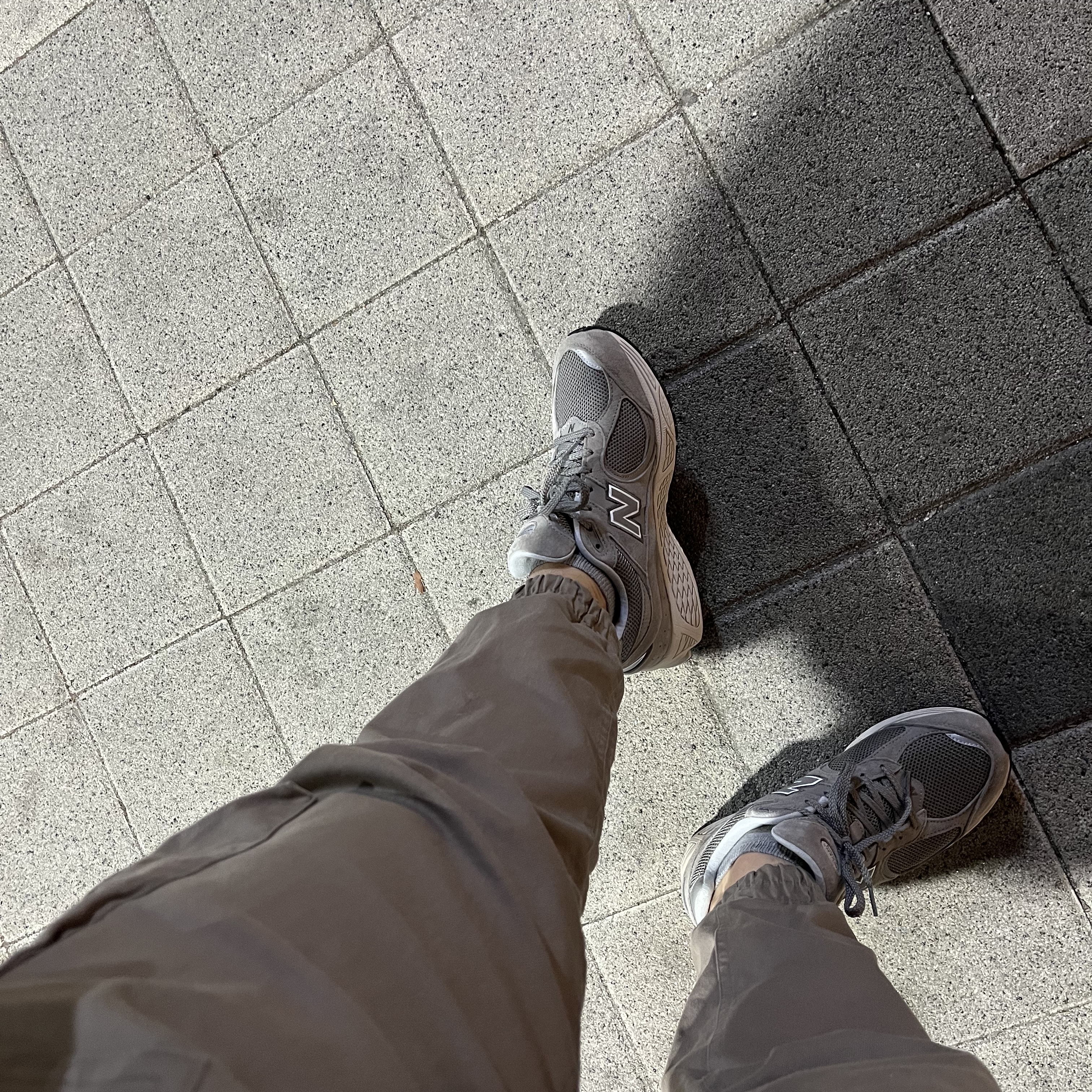 New Balance 2002R Grey 착용 스타일