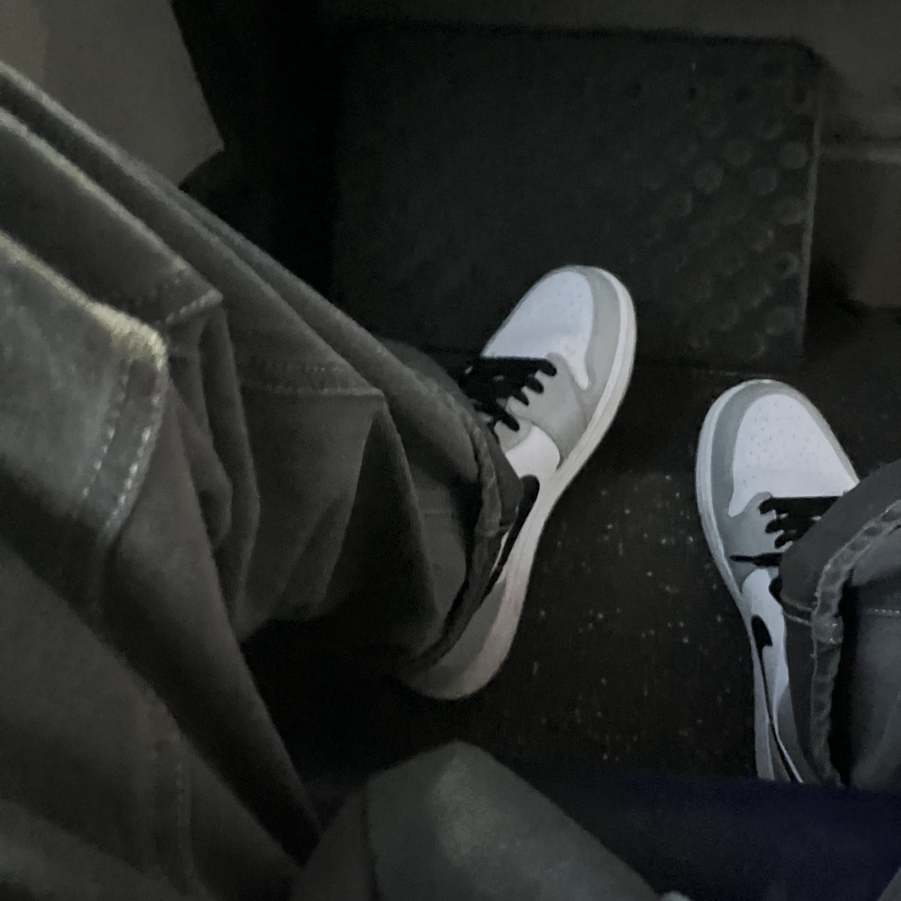 Jordan 1 Mid Light Smoke Grey 착용 스타일