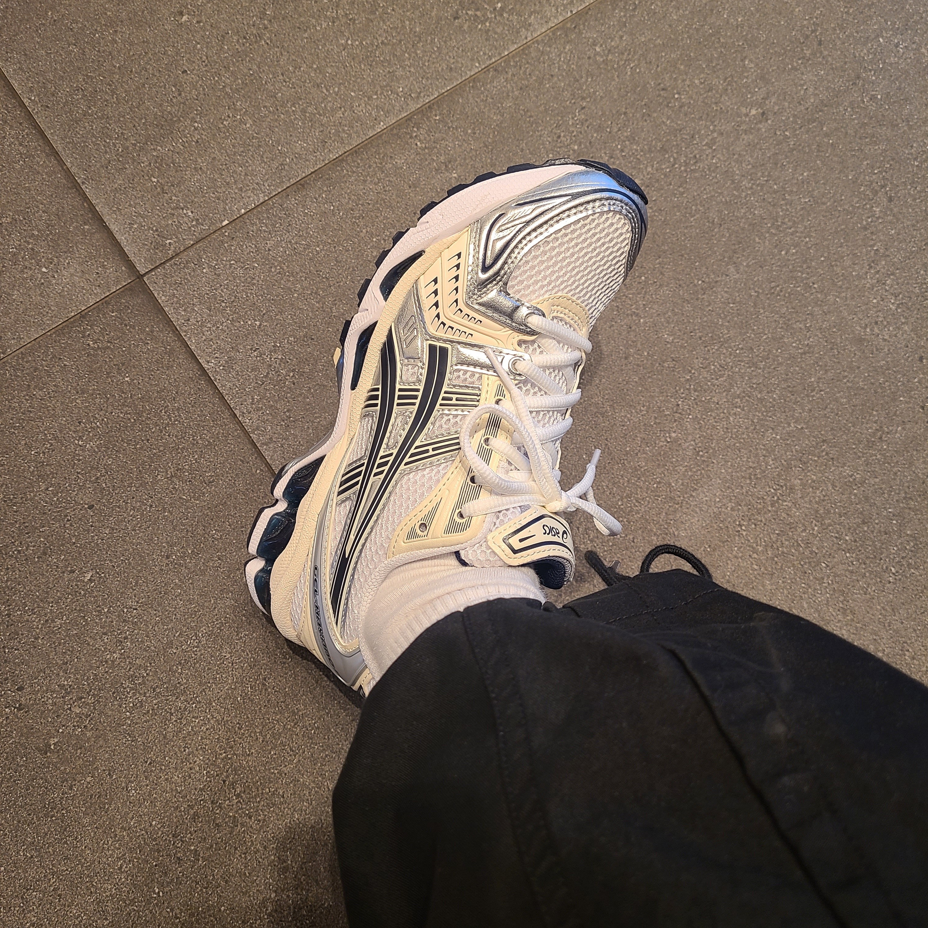 (W) Asics Gel-Kayano 14 White Midnight 착용 스타일 - 2