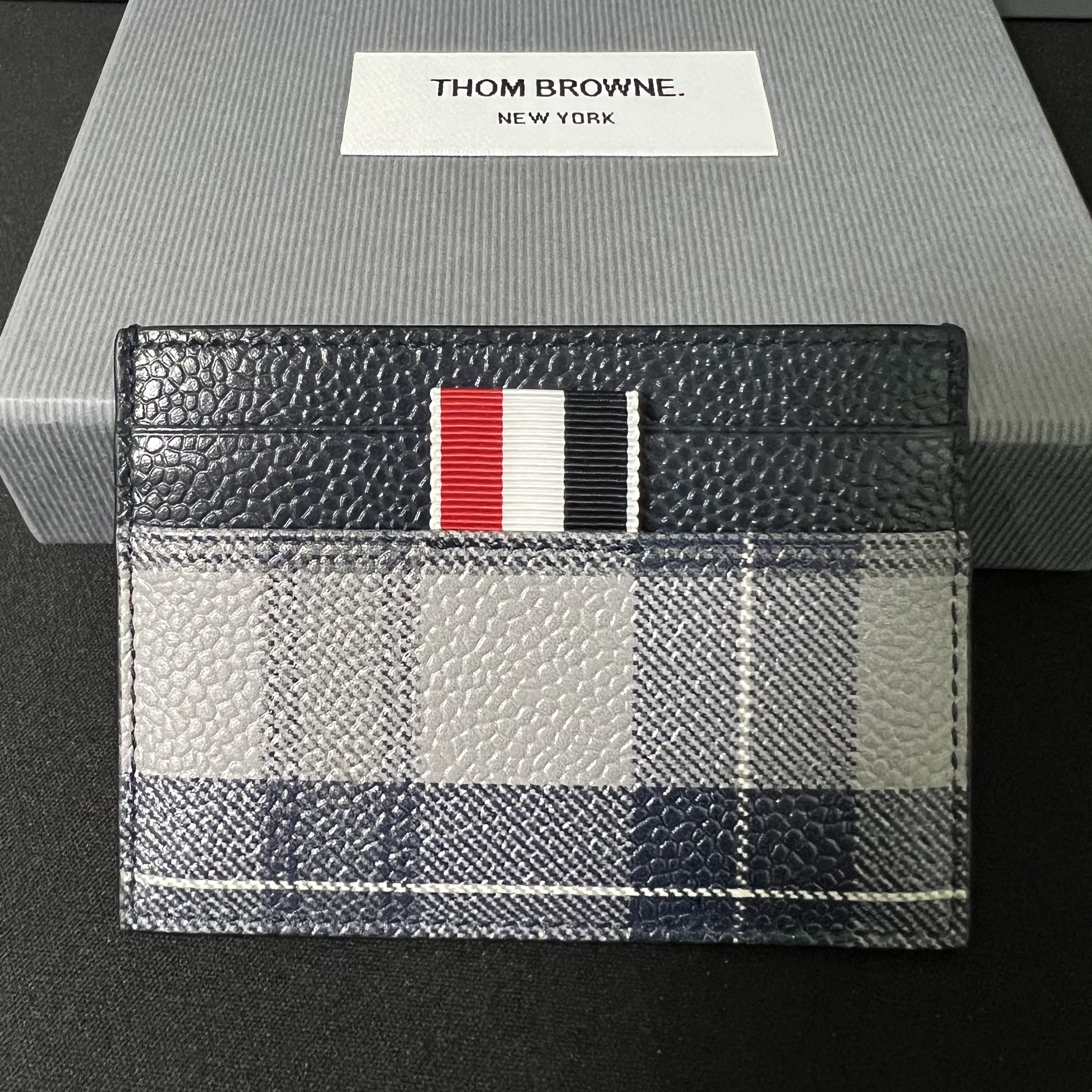 Thom Browne Tartan Pebble Grain Leather Single Card Holder Medium Grey 착용 스타일