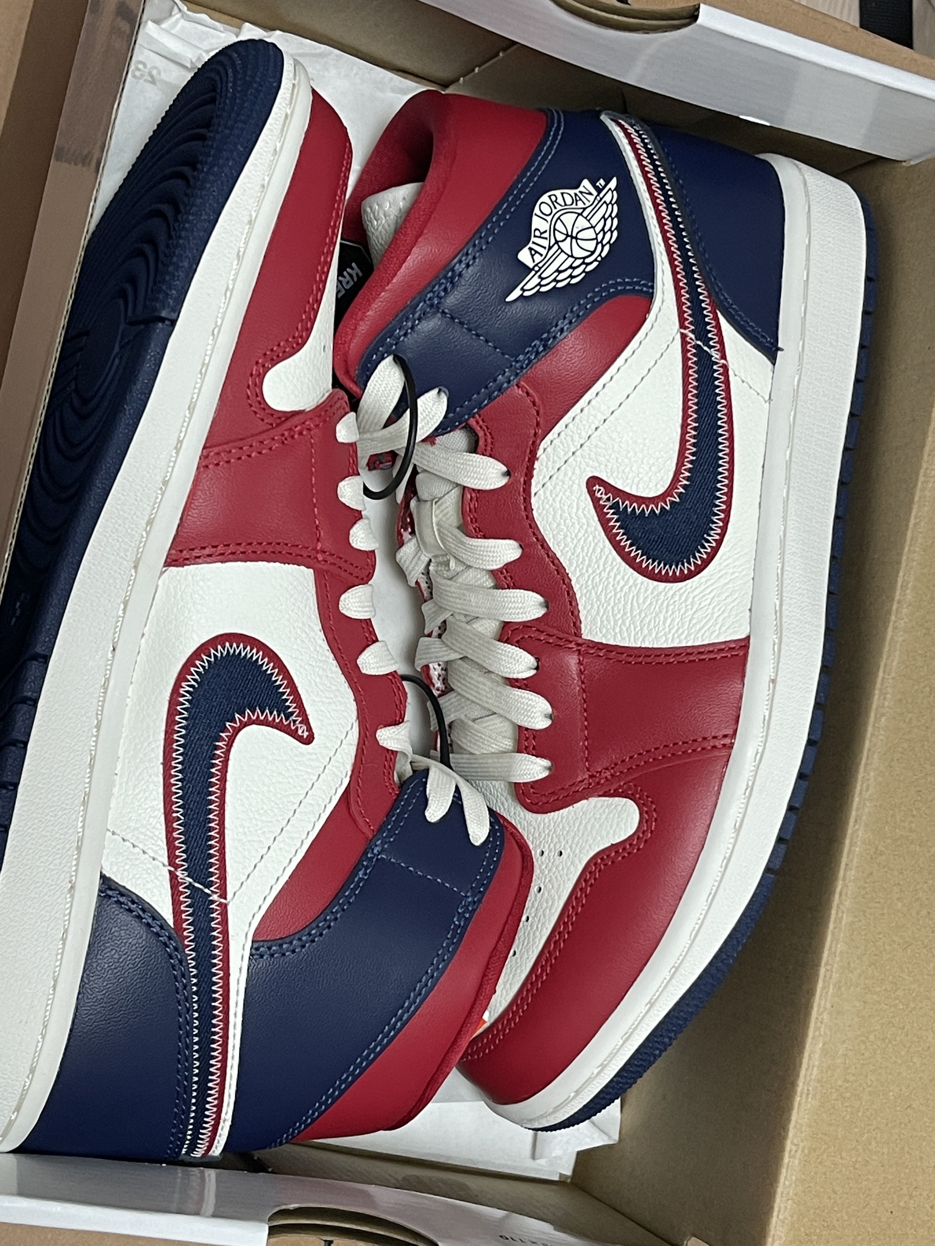 (W) Jordan 1 Mid SE Gym Red Midnight Navy 착용 스타일 - 1
