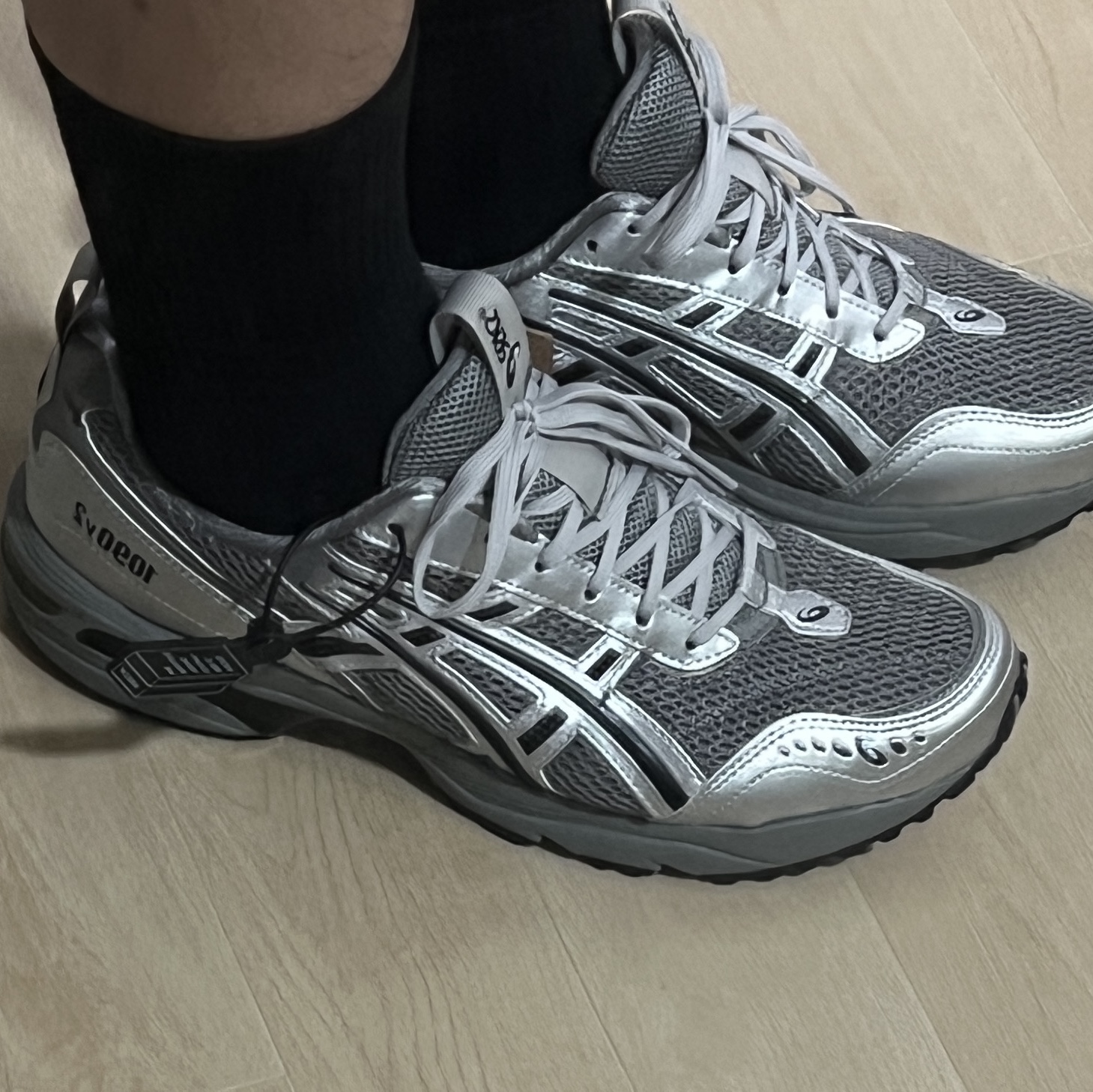 Asics x Freja Wewer Gel-1090 V2 Clay Grey Pure Silver 착용 스타일