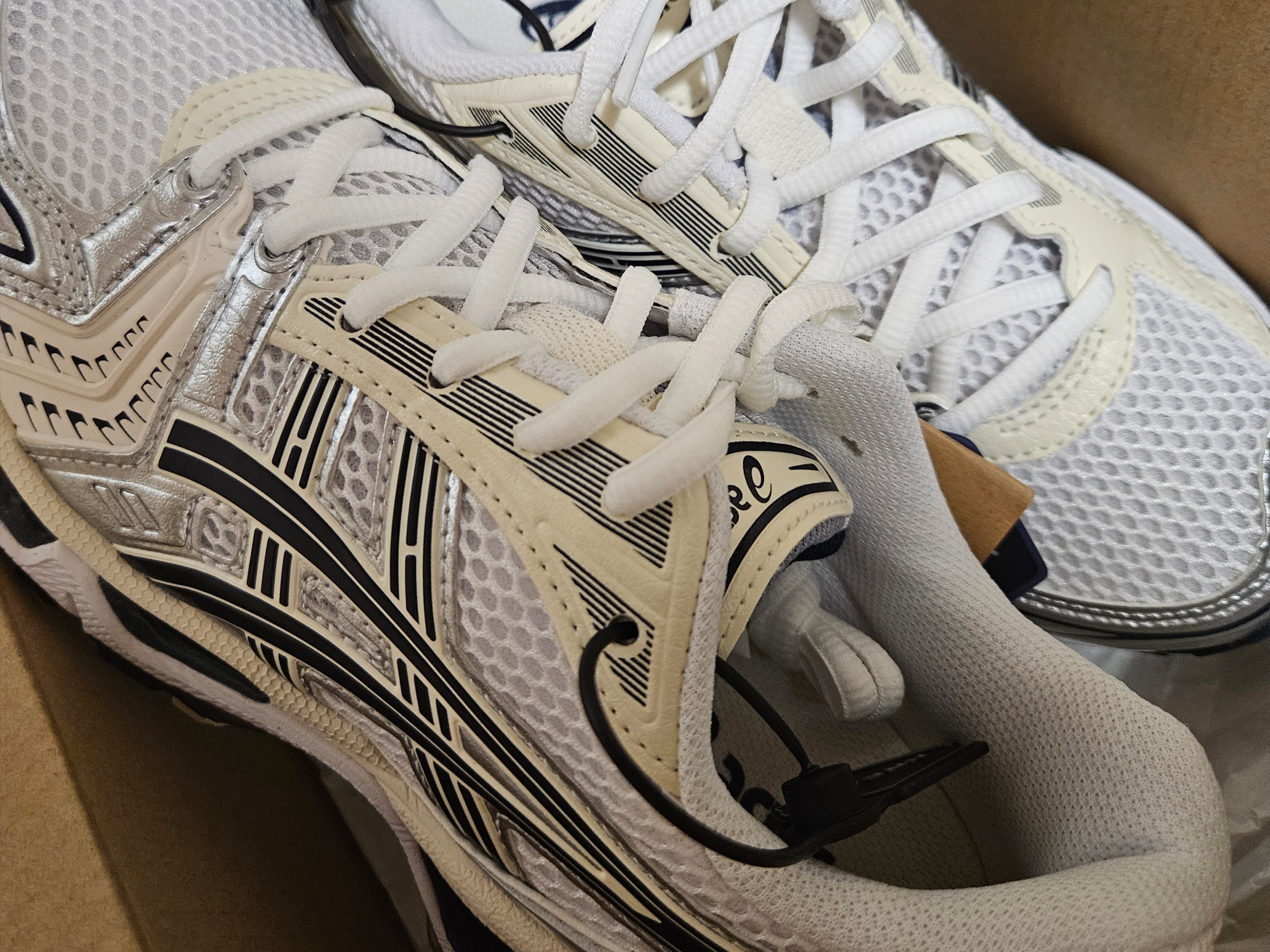 (W) Asics Gel-Kayano 14 White Midnight 착용 스타일