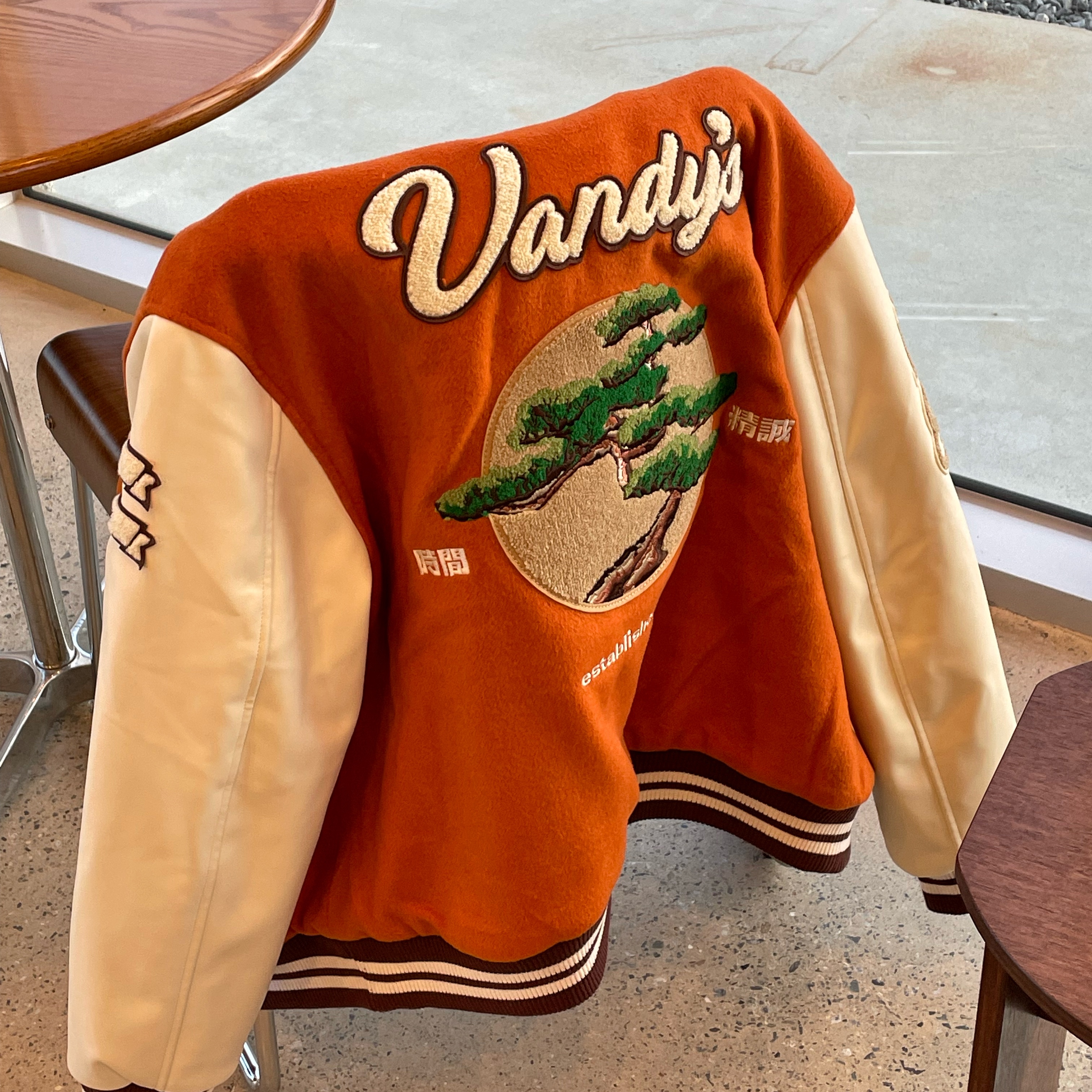 Vandy The Pink Bonsai Varsity Jacket 착용 스타일 - 5