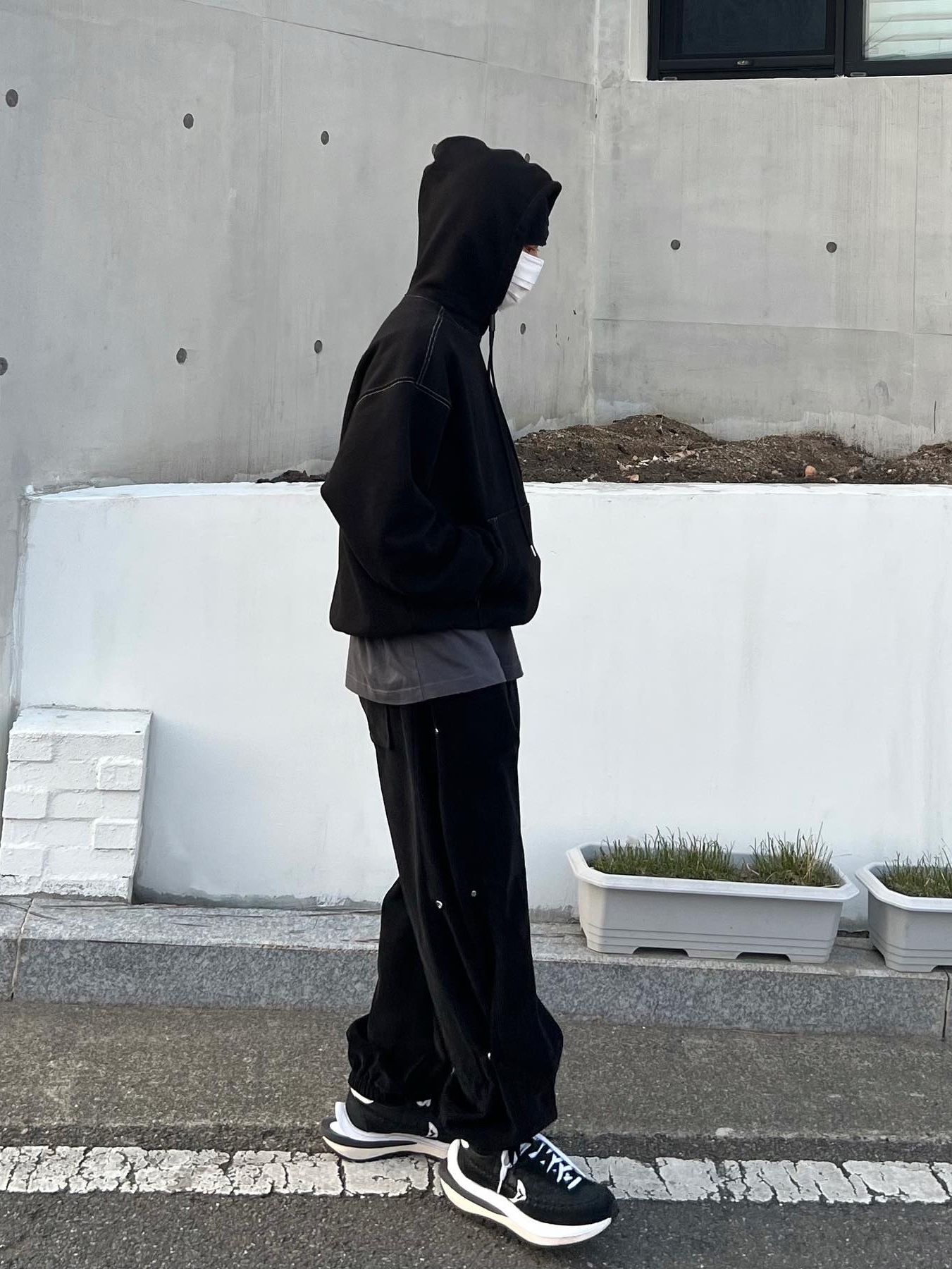 Nike x Sacai x Jean Paul Gaultier VaporWaffle Black White 착용 스타일 - 3