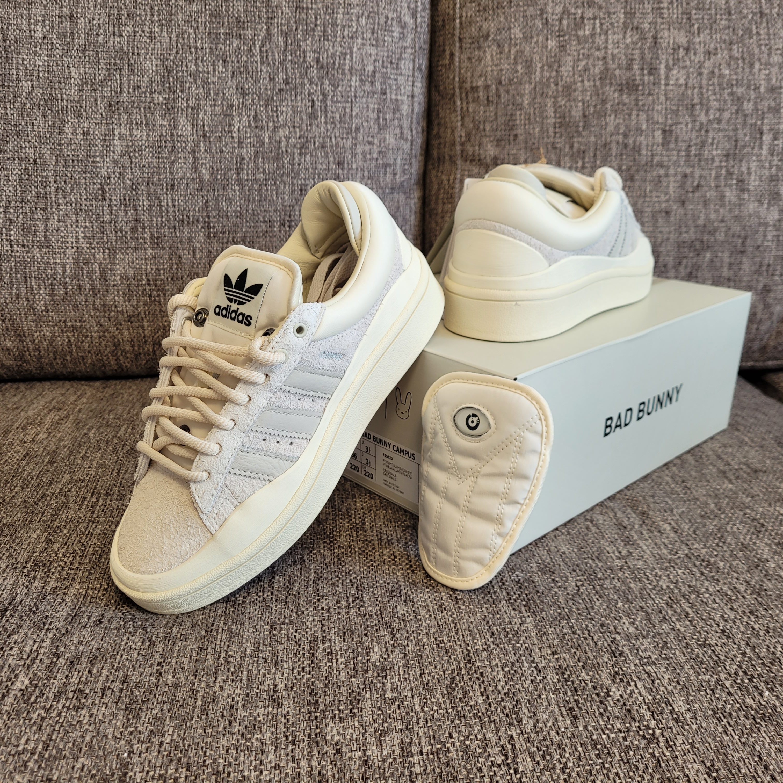 Adidas x Bad Bunny Campus Light Cloud White 착용 스타일 - 4
