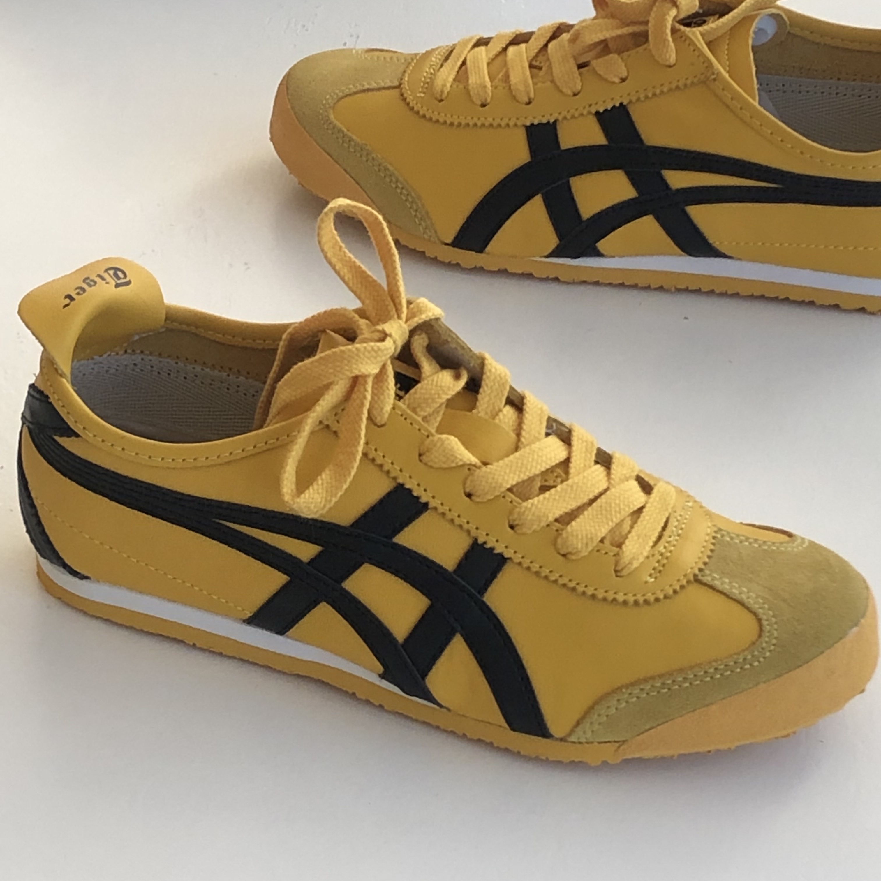Onitsuka Tiger Mexico 66 Yellow Black 착용 스타일 - 1