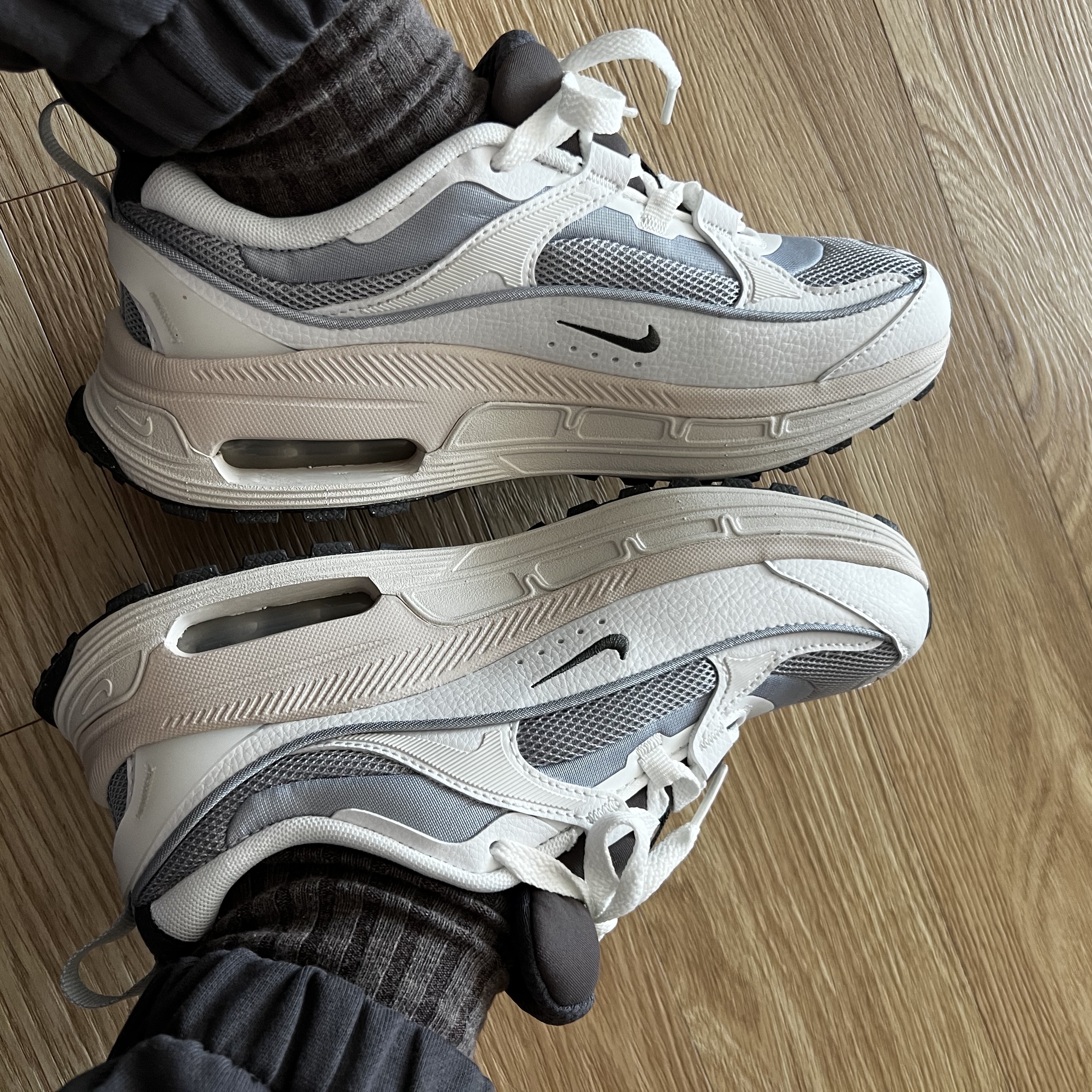 (W) Nike Air Max Bliss Next Nature Wolf Grey 착용 스타일