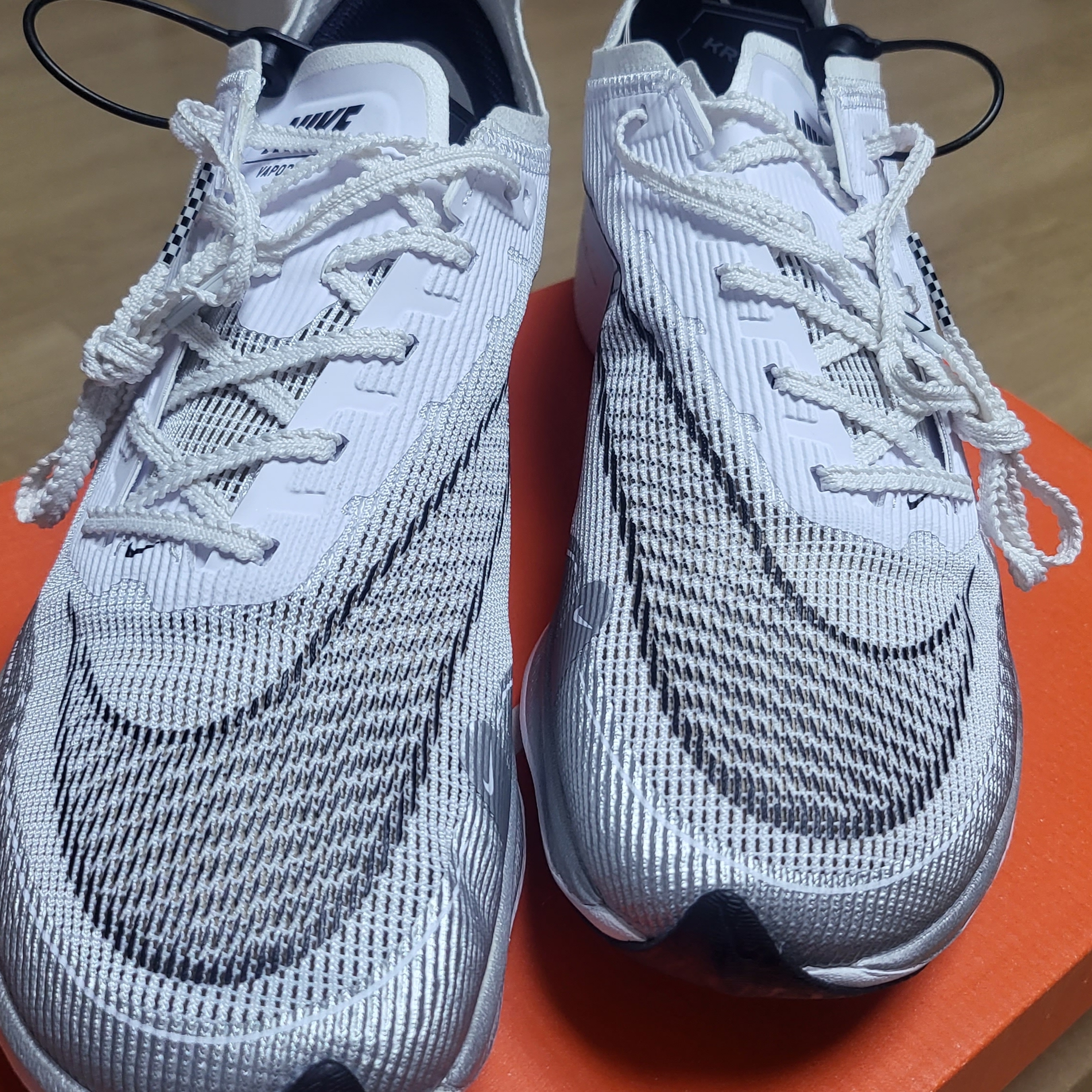 Nike ZoomX Vaporfly Next% 2 White Metallic Silver 착용 스타일 - 4