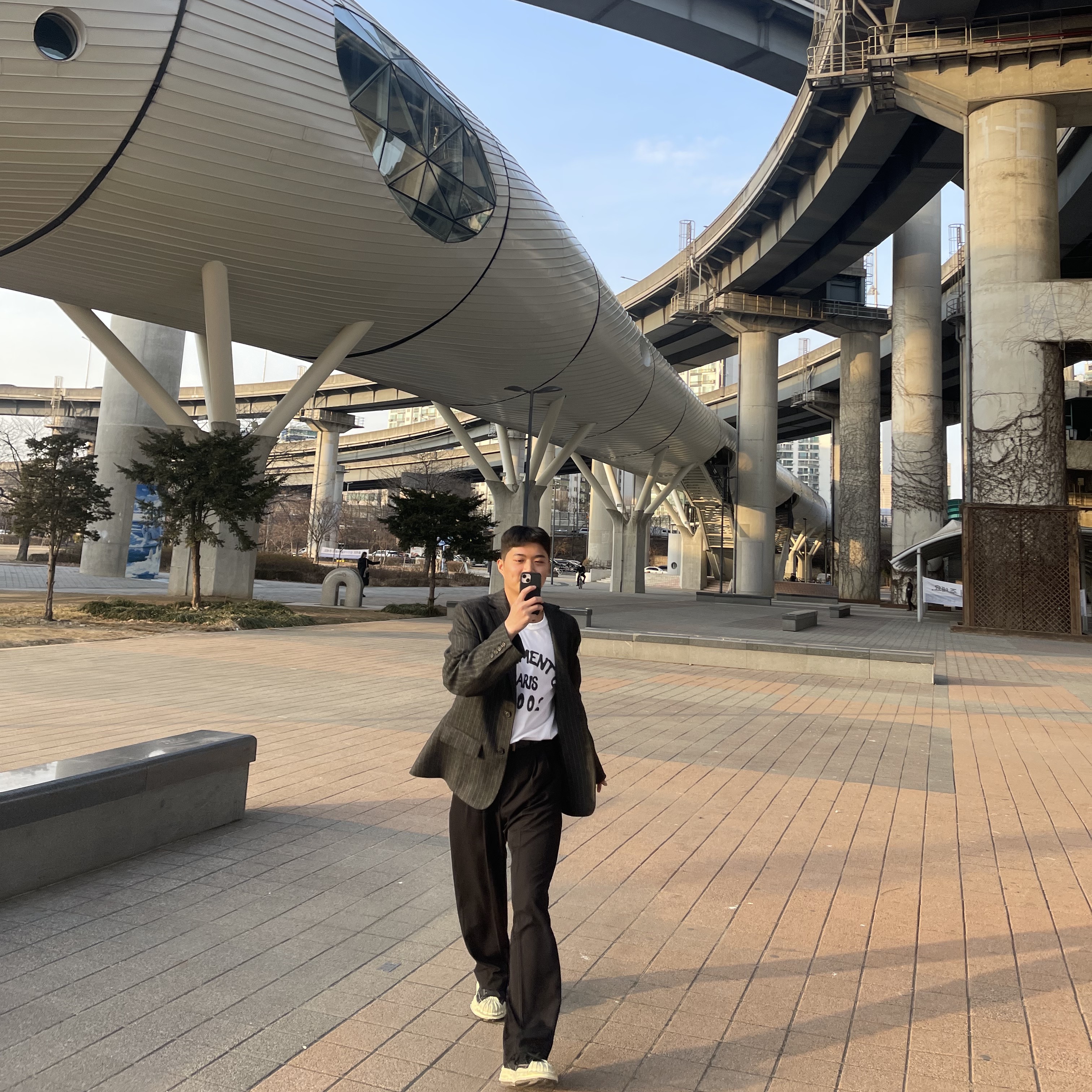 Zara x Ader Error Striped Oversize Blazer Grey, Maison Mihara Yasuhiro Blakey OG Sole Distressed Canvas Low-top Sneakers Black 착용 스타일 - 3