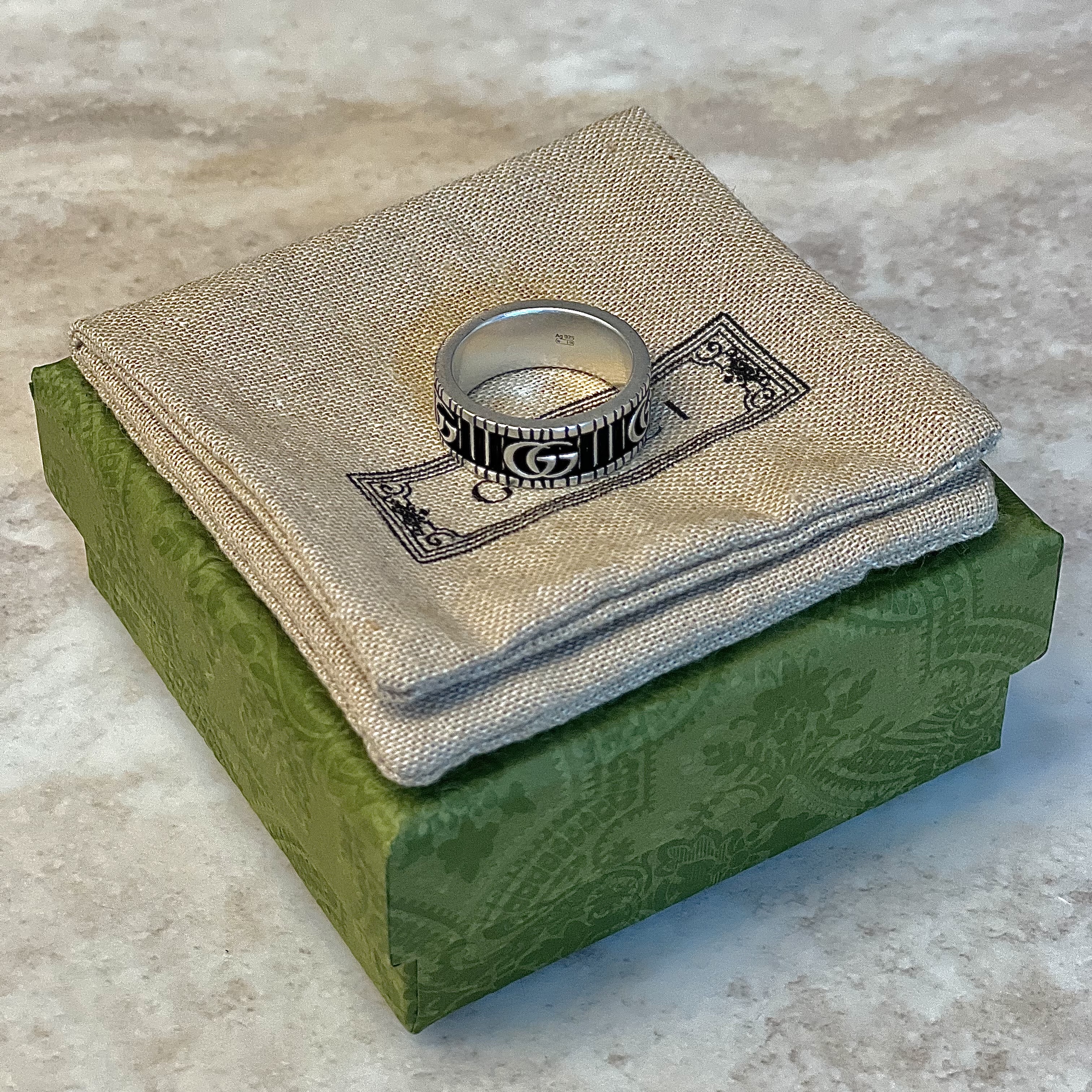 Gucci Ring with Double G Silver 착용 스타일