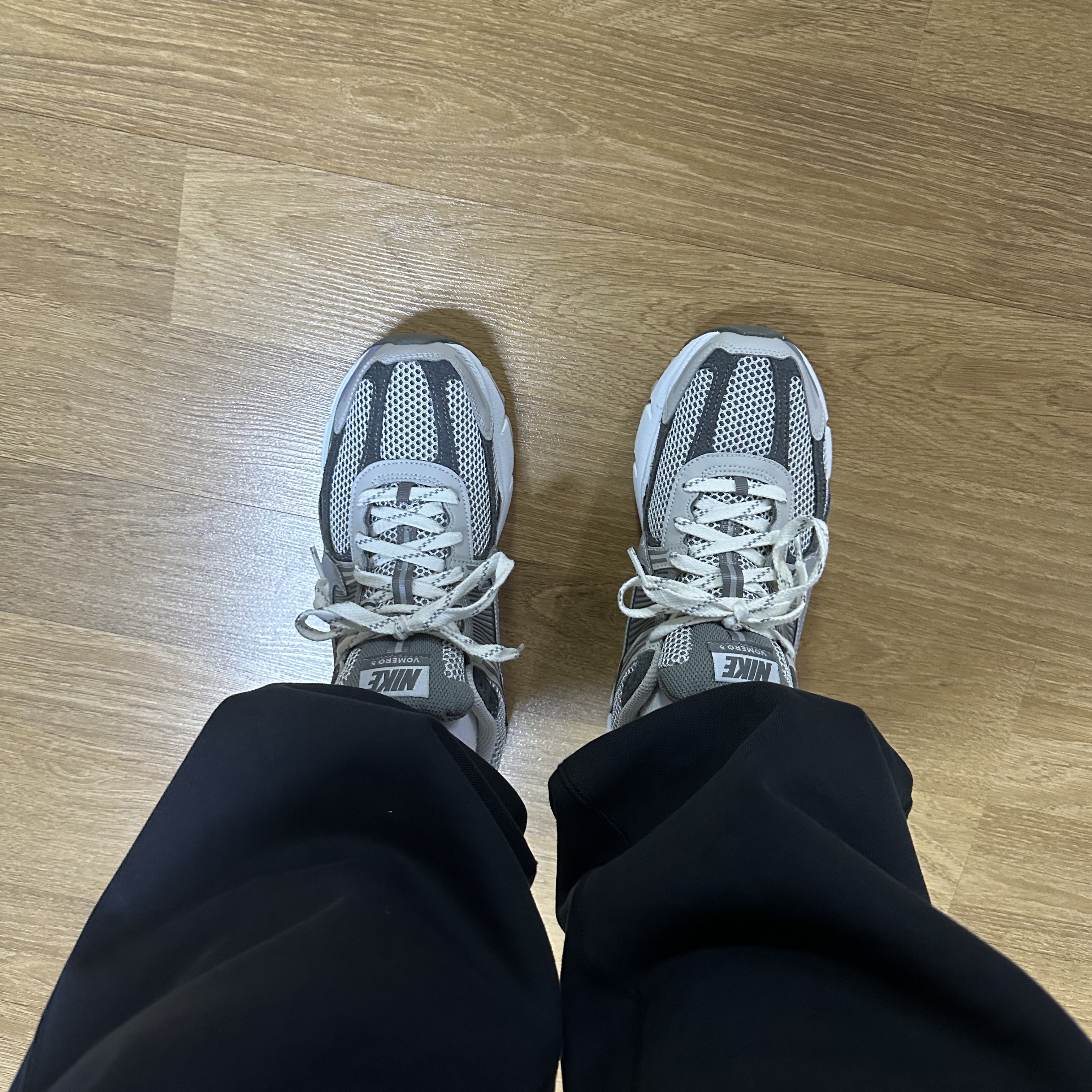 Nike Zoom Vomero 5 PRM Light Iron Ore and Flat Fewter 착용 스타일
