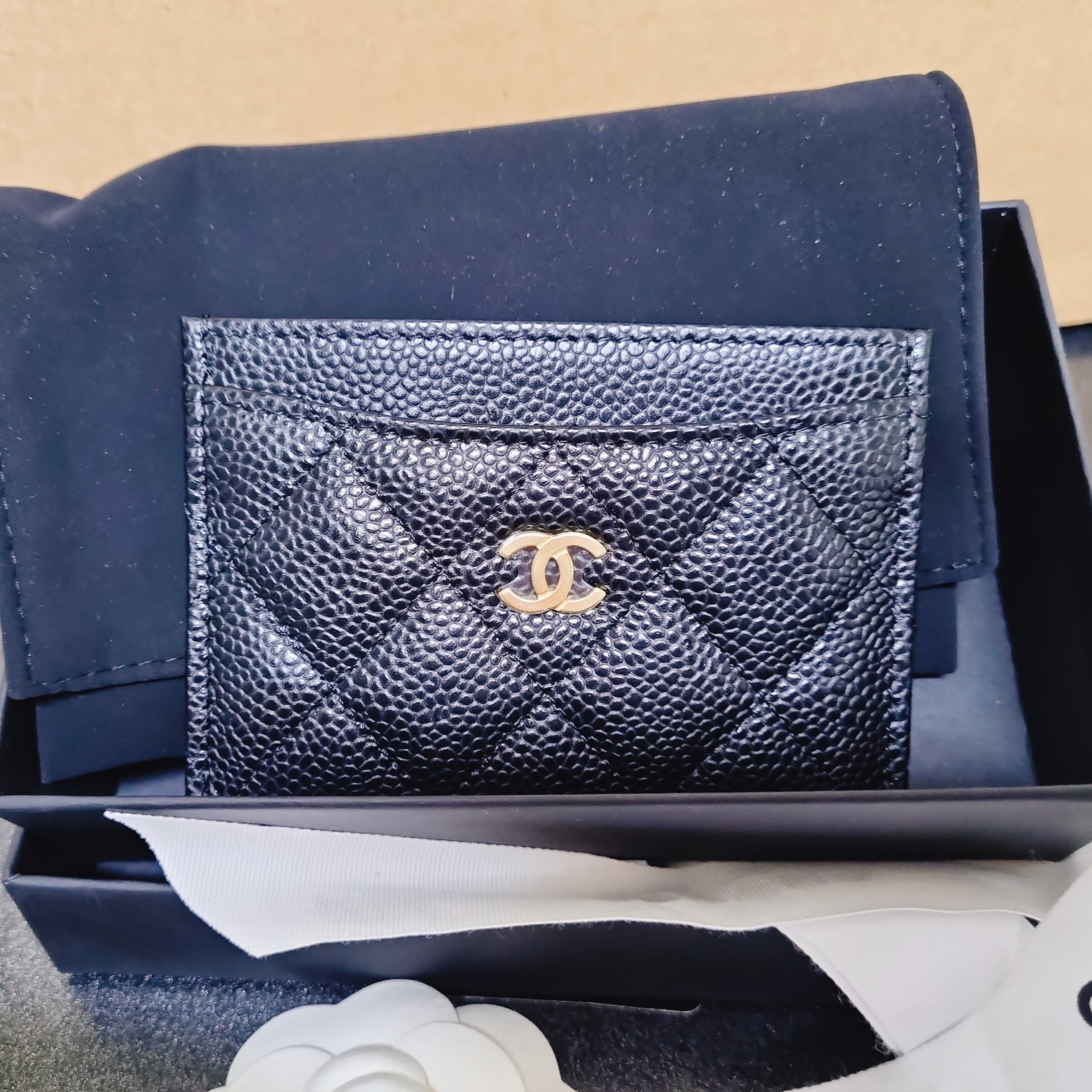 Chanel Classic Card Holder Grained Calfskin & Gold Black 착용 스타일