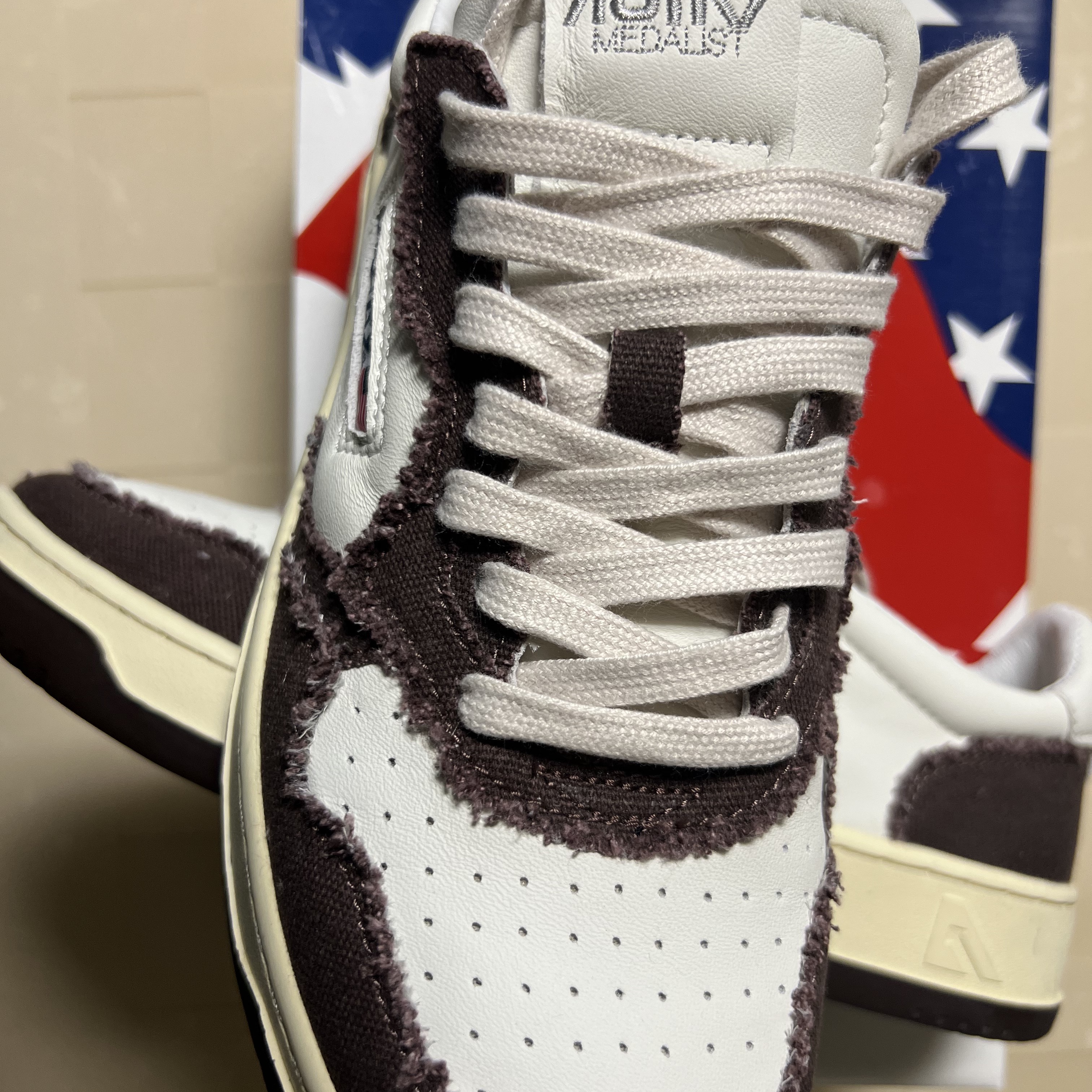 Autry Medalist Low Leather Sneakers Black White, (W) Autry Medalist Low Leather Sneakers White 착용 스타일 - 1