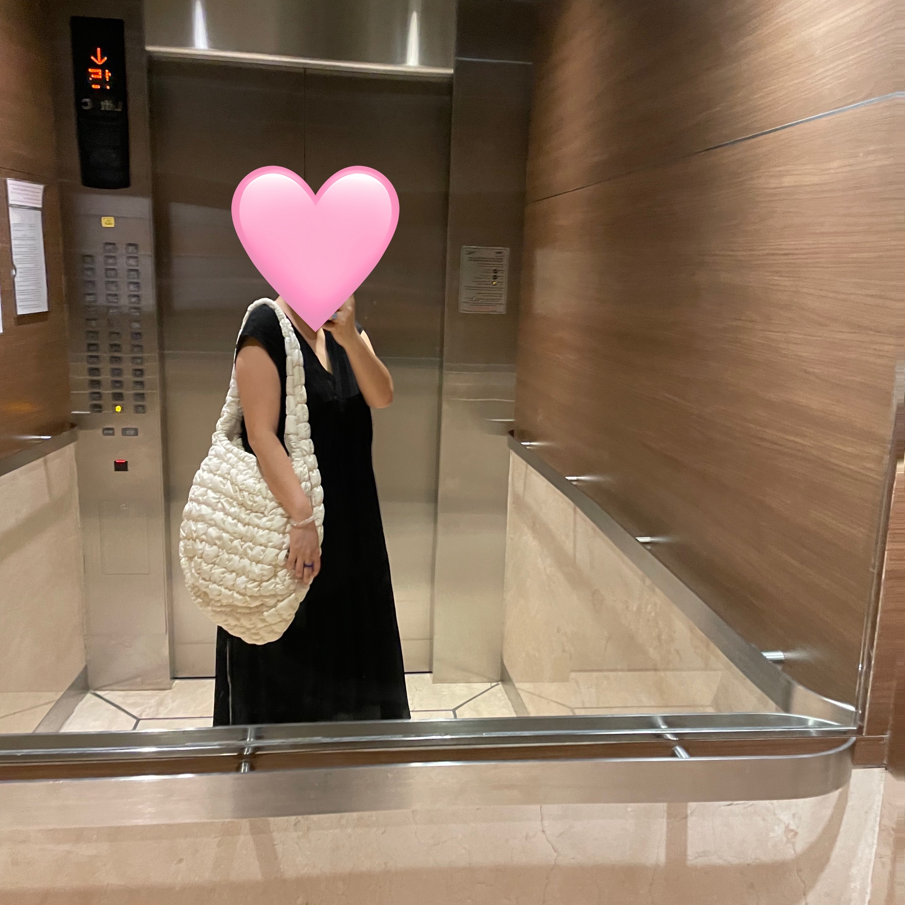 COS Quilted Oversized Shoulder Bag Off White Light Beige 착용 스타일 - 2
