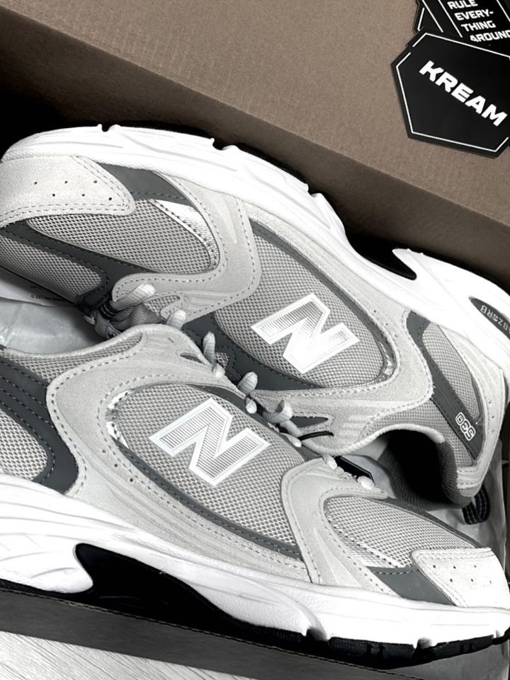 New Balance 530 Classic Grey 착용 스타일