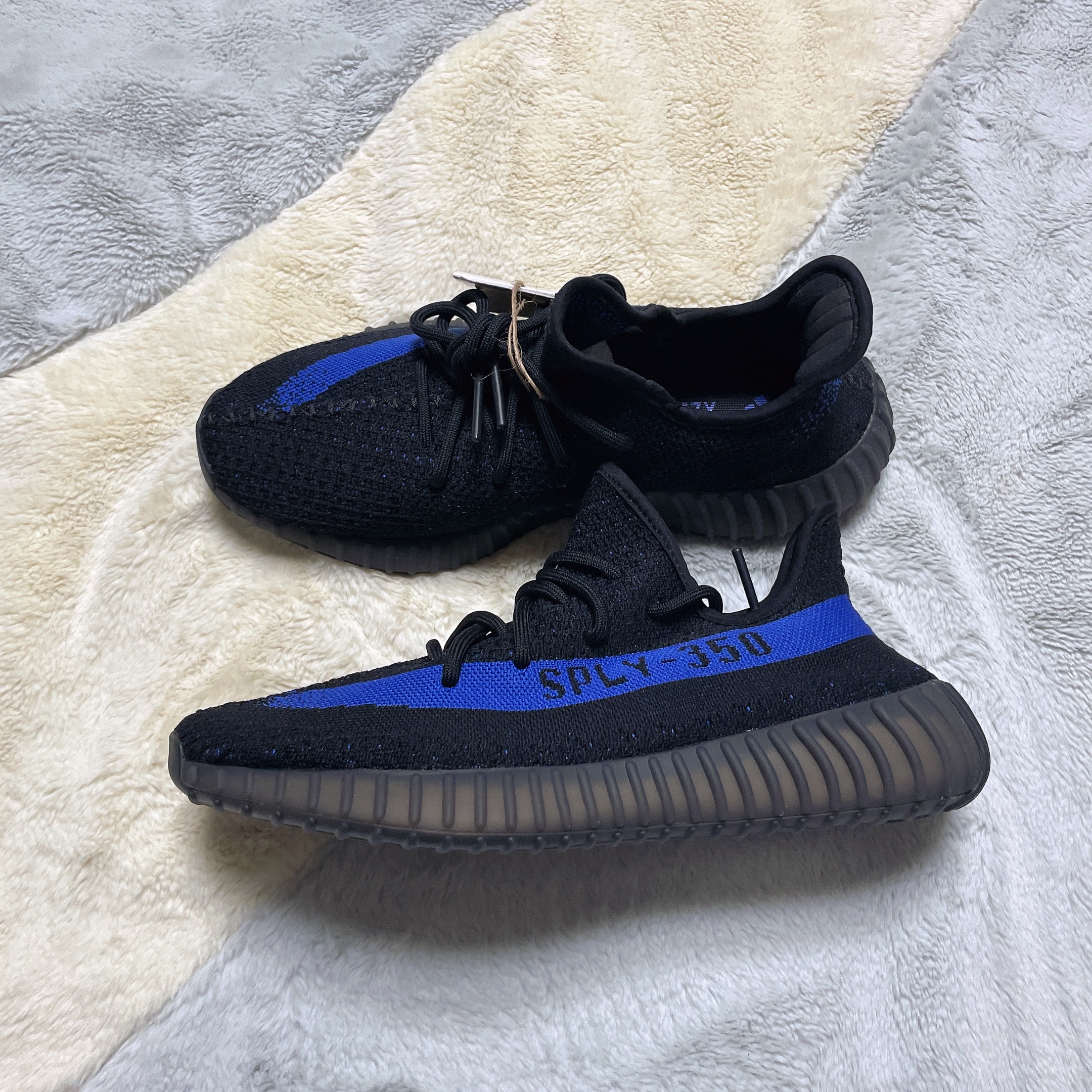 Adidas Yeezy Boost 350 V2 Dazzling Blue 착용 스타일 - 2