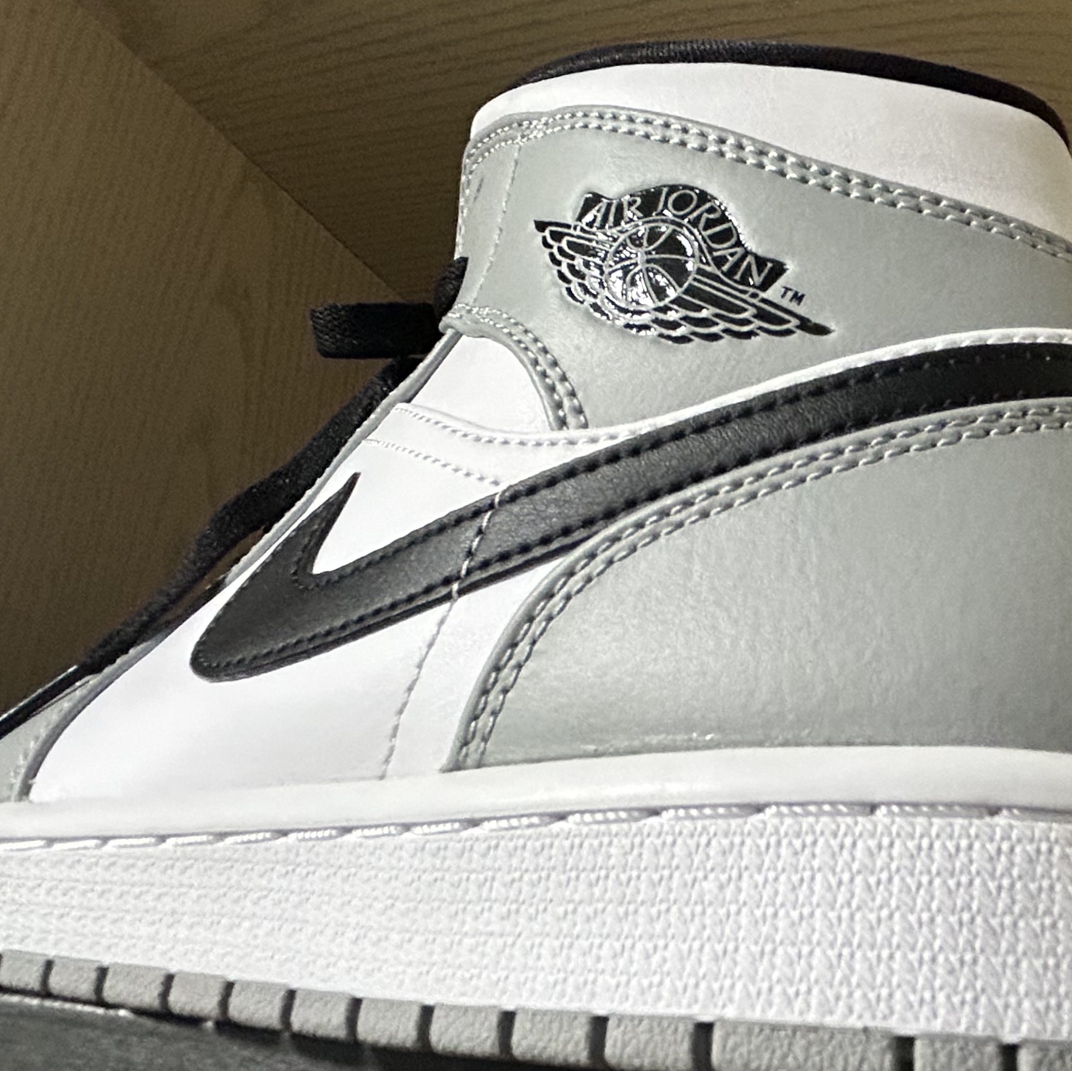 Jordan 1 Mid Light Smoke Grey 착용 스타일 - 4